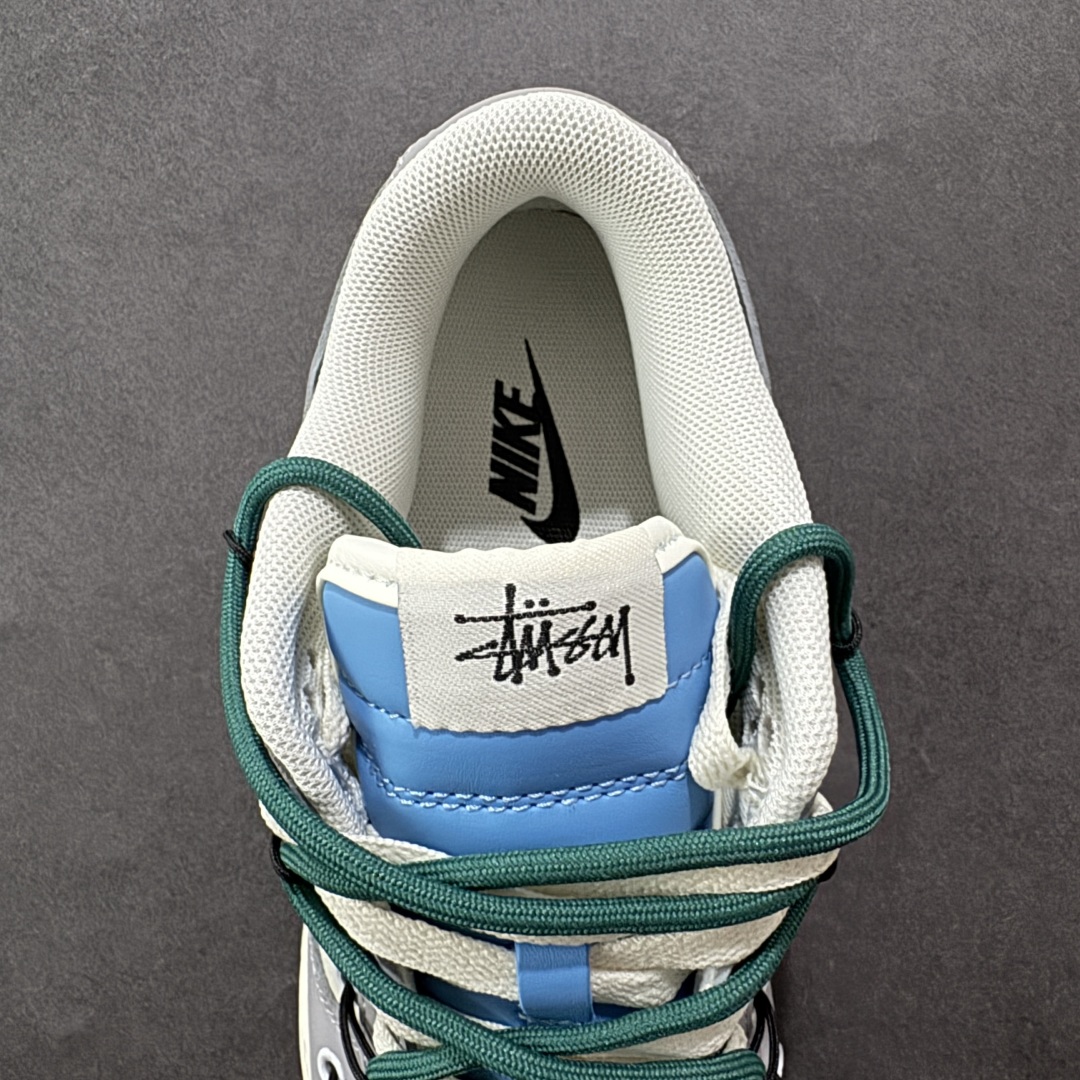 图片[7]-【定制版】Nike SB Dunk Low x Stussy 灰白小勾绑带 纯原大厂出品 极力推荐 原装头层材料 独家版型蒸餾加工 帶來的是更好的视觉和脚感体验 大厂纯原品质出货 清洁度 电绣工艺 皮料切割干净无任何毛边 细节完美 货号：FX1588 403 尺码：36 36.5 37.5 38 38.5 39 40 40.5 41 42 42.5 43 44 44.5 45-选品中心
