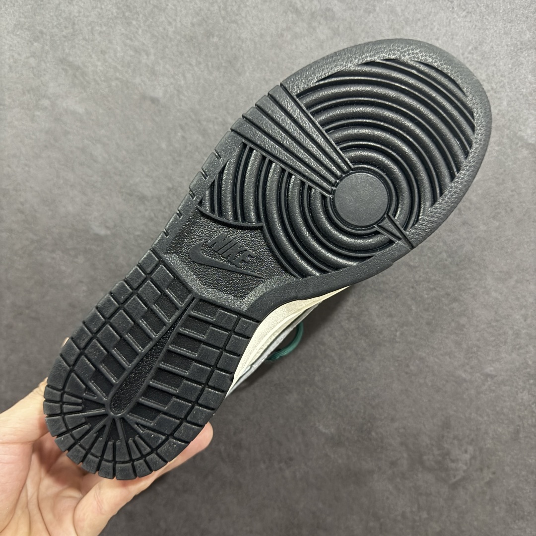 图片[9]-【定制版】Nike SB Dunk Low x Stussy 灰白小勾绑带 纯原大厂出品 极力推荐 原装头层材料 独家版型蒸餾加工 帶來的是更好的视觉和脚感体验 大厂纯原品质出货 清洁度 电绣工艺 皮料切割干净无任何毛边 细节完美 货号：FX1588 403 尺码：36 36.5 37.5 38 38.5 39 40 40.5 41 42 42.5 43 44 44.5 45-选品中心