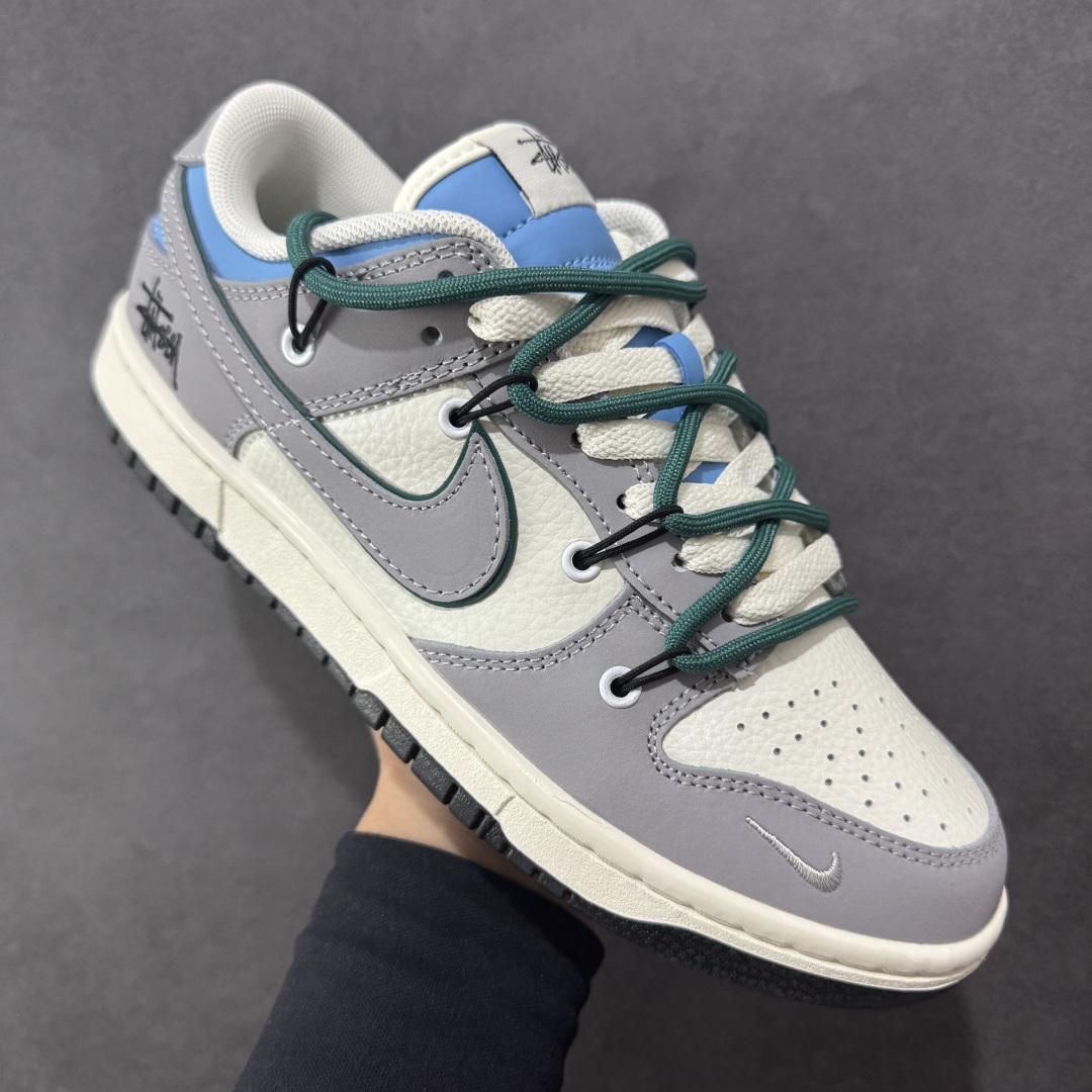 图片[3]-【定制版】Nike SB Dunk Low x Stussy 灰白小勾绑带 纯原大厂出品 极力推荐 原装头层材料 独家版型蒸餾加工 帶來的是更好的视觉和脚感体验 大厂纯原品质出货 清洁度 电绣工艺 皮料切割干净无任何毛边 细节完美 货号：FX1588 403 尺码：36 36.5 37.5 38 38.5 39 40 40.5 41 42 42.5 43 44 44.5 45-选品中心