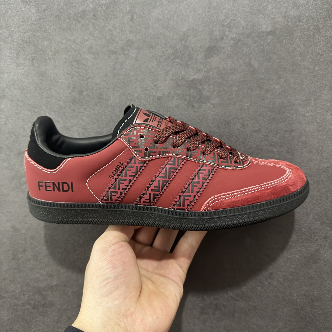 【定制版】Fendi x Ad Samba Og 定制配色 芬迪联名 阿迪桑巴系列徳训风低帮百搭休闲板鞋 XR0007 定制鞋盒 大厂流水作业生产 超高清洁度 皮料切割干净无任何毛边 细节完美   尺码:36 36.5 37.5 38 38.5 39 40 40.5 41 42 42.5 43 44 44.5 45-选品中心