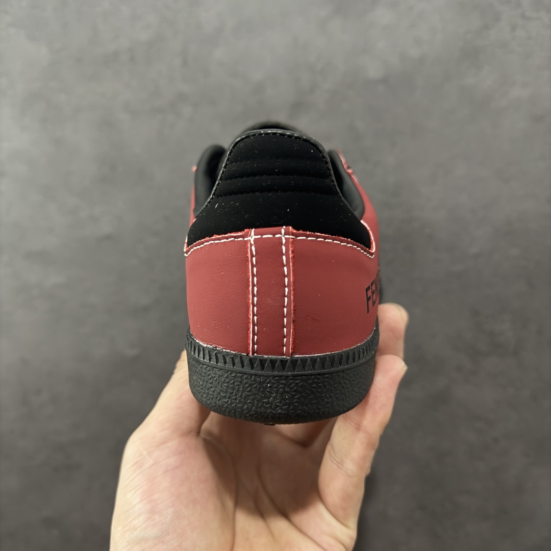 图片[4]-【定制版】Fendi x Ad Samba Og 定制配色 芬迪联名 阿迪桑巴系列徳训风低帮百搭休闲板鞋 XR0007 定制鞋盒 大厂流水作业生产 超高清洁度 皮料切割干净无任何毛边 细节完美   尺码：36 36.5 37.5 38 38.5 39 40 40.5 41 42 42.5 43 44 44.5 45-选品中心