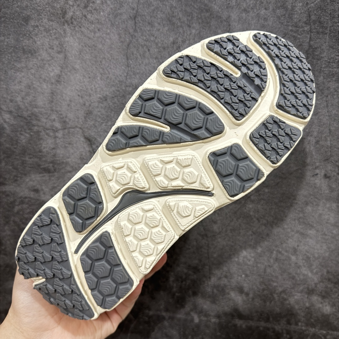 图片[9]-【公司级】HOKA ONE ONE Bondi B3 LS 运动舒适低帮跑步鞋 男女同款 高品质 原材料开发 邦代鞋头采用牛皮革材质 网面是MONO 纱材质 ，里面是蜂窝煤透气网眼定型。后跟设计采用皮革双缝线 ，HOKA经典的厚底设计。 鞋底采用EVA板材发泡 脚感舒适 减震耐磨透气跑步运动鞋 尺码 36 36.5 37.5 38 38.5 39 40 40.5 41 42 42.5 43 44 44.5 45 46 47-选品中心