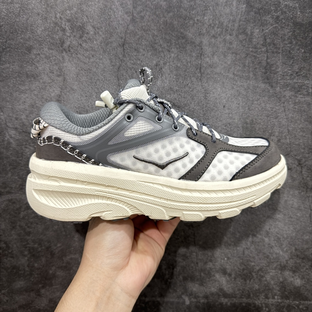 【公司级】HOKA ONE ONE Bondi B3 LS 运动舒适低帮跑步鞋 男女同款 高品质 原材料开发 邦代鞋头采用牛皮革材质 网面是MONO 纱材质 ,里面是蜂窝煤透气网眼定型。后跟设计采用皮革双缝线 ,HOKA经典的厚底设计。 鞋底采用EVA板材发泡 脚感舒适 减震耐磨透气跑步运动鞋 尺码 36 36.5 37.5 38 38.5 39 40 40.5 41 42 42.5 43 44 44.5 45 46 47-选品中心
