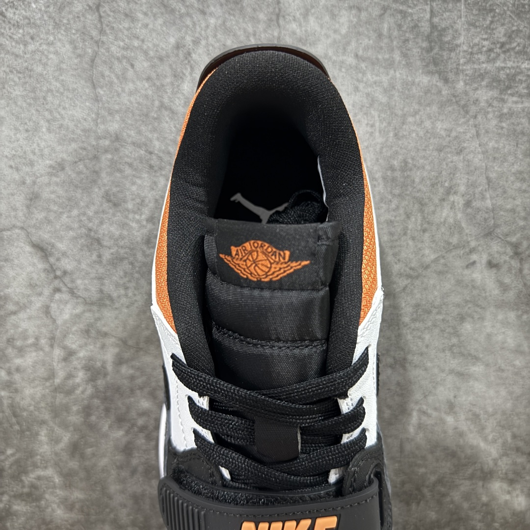 图片[8]-【纯原N版】Air Jordan Legacy AJ312 Low 低帮复古篮球鞋 黑白橙扣碎 CD7069-118 市场最强独一档产物 全套原纸板楦头开发 原厂大底磨具加持立体防滑纹理 原档数据后跟TPU子母扣魔术贴 原装可视Air Sole气垫 原汁原味最完美的312代版型 唯一正确鞋头趴度弧度高度鞋身腰线 进口港宝加持 后跟自然饱满 全鞋荧光划线卡点 追求极致完美 每一双都是工艺品 多重QC质检 超越公司货的品控标准 实实在在的免检产品 鞋身采用了皮革材质打造 横跨鞋面的魔术贴十分吸睛 侧面的Swoosh Logo的一部分被鞋面遮挡了一部分 颇具玩味 魔术贴上标有NK标识 而鞋舌上是Jordan的经典红色飞翼Logo 后跟和鞋底均采用了AJ3的设计 后跟上同样也使用了经典的爆裂纹图案 尺码：36-47-选品中心