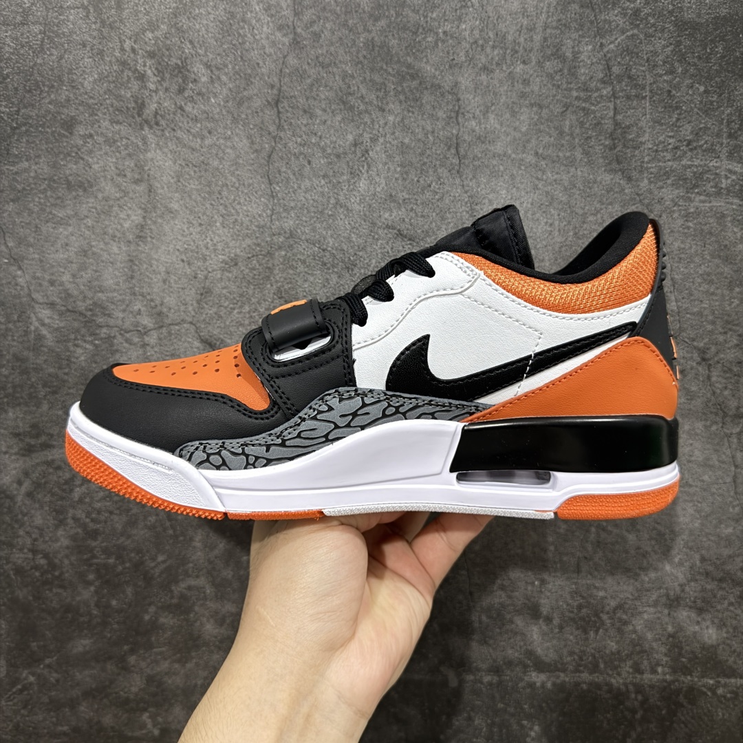 图片[2]-【纯原N版】Air Jordan Legacy AJ312 Low 低帮复古篮球鞋 黑白橙扣碎 CD7069-118 市场最强独一档产物 全套原纸板楦头开发 原厂大底磨具加持立体防滑纹理 原档数据后跟TPU子母扣魔术贴 原装可视Air Sole气垫 原汁原味最完美的312代版型 唯一正确鞋头趴度弧度高度鞋身腰线 进口港宝加持 后跟自然饱满 全鞋荧光划线卡点 追求极致完美 每一双都是工艺品 多重QC质检 超越公司货的品控标准 实实在在的免检产品 鞋身采用了皮革材质打造 横跨鞋面的魔术贴十分吸睛 侧面的Swoosh Logo的一部分被鞋面遮挡了一部分 颇具玩味 魔术贴上标有NK标识 而鞋舌上是Jordan的经典红色飞翼Logo 后跟和鞋底均采用了AJ3的设计 后跟上同样也使用了经典的爆裂纹图案 尺码：36-47-选品中心