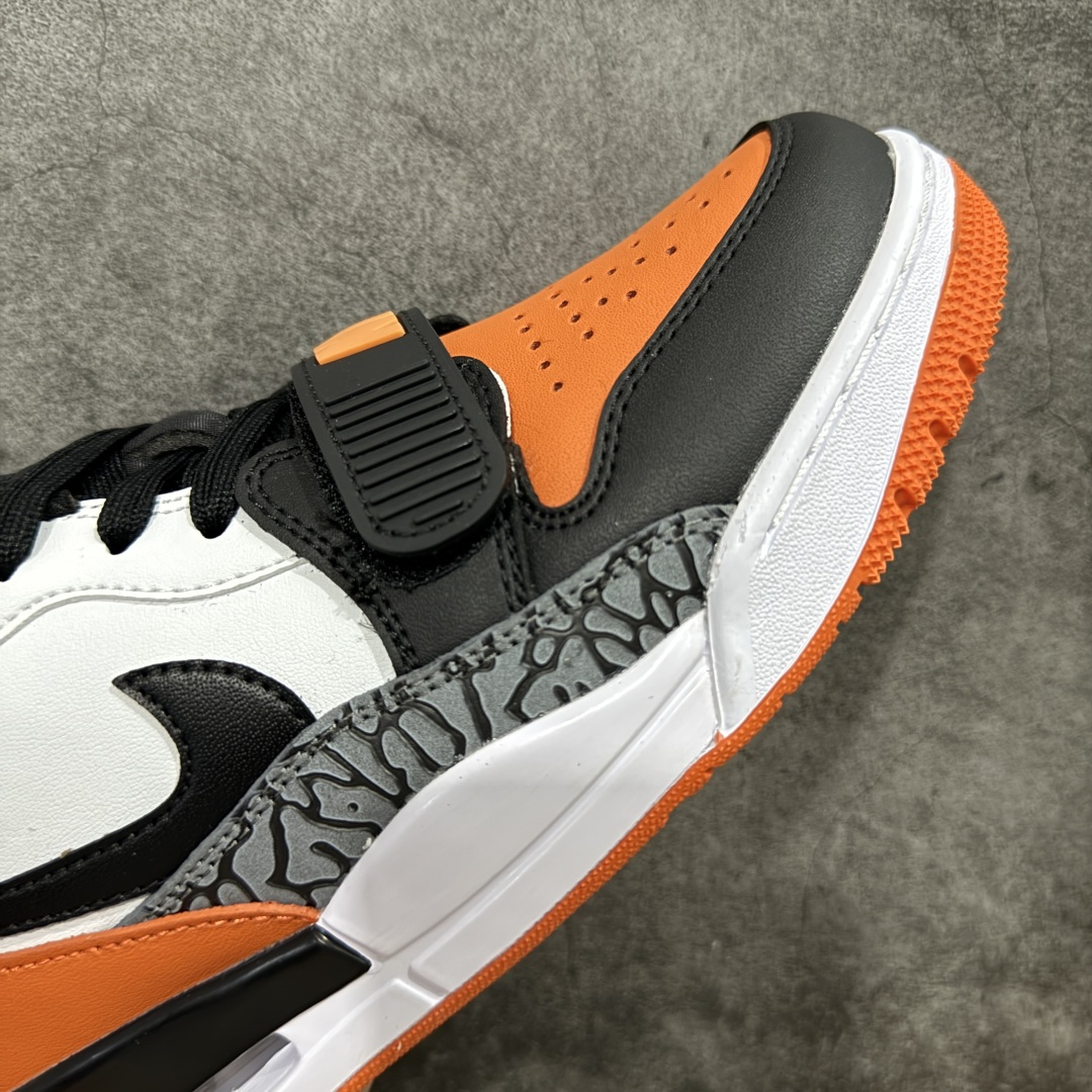 图片[6]-【纯原N版】Air Jordan Legacy AJ312 Low 低帮复古篮球鞋 黑白橙扣碎 CD7069-118 市场最强独一档产物 全套原纸板楦头开发 原厂大底磨具加持立体防滑纹理 原档数据后跟TPU子母扣魔术贴 原装可视Air Sole气垫 原汁原味最完美的312代版型 唯一正确鞋头趴度弧度高度鞋身腰线 进口港宝加持 后跟自然饱满 全鞋荧光划线卡点 追求极致完美 每一双都是工艺品 多重QC质检 超越公司货的品控标准 实实在在的免检产品 鞋身采用了皮革材质打造 横跨鞋面的魔术贴十分吸睛 侧面的Swoosh Logo的一部分被鞋面遮挡了一部分 颇具玩味 魔术贴上标有NK标识 而鞋舌上是Jordan的经典红色飞翼Logo 后跟和鞋底均采用了AJ3的设计 后跟上同样也使用了经典的爆裂纹图案 尺码：36-47-选品中心