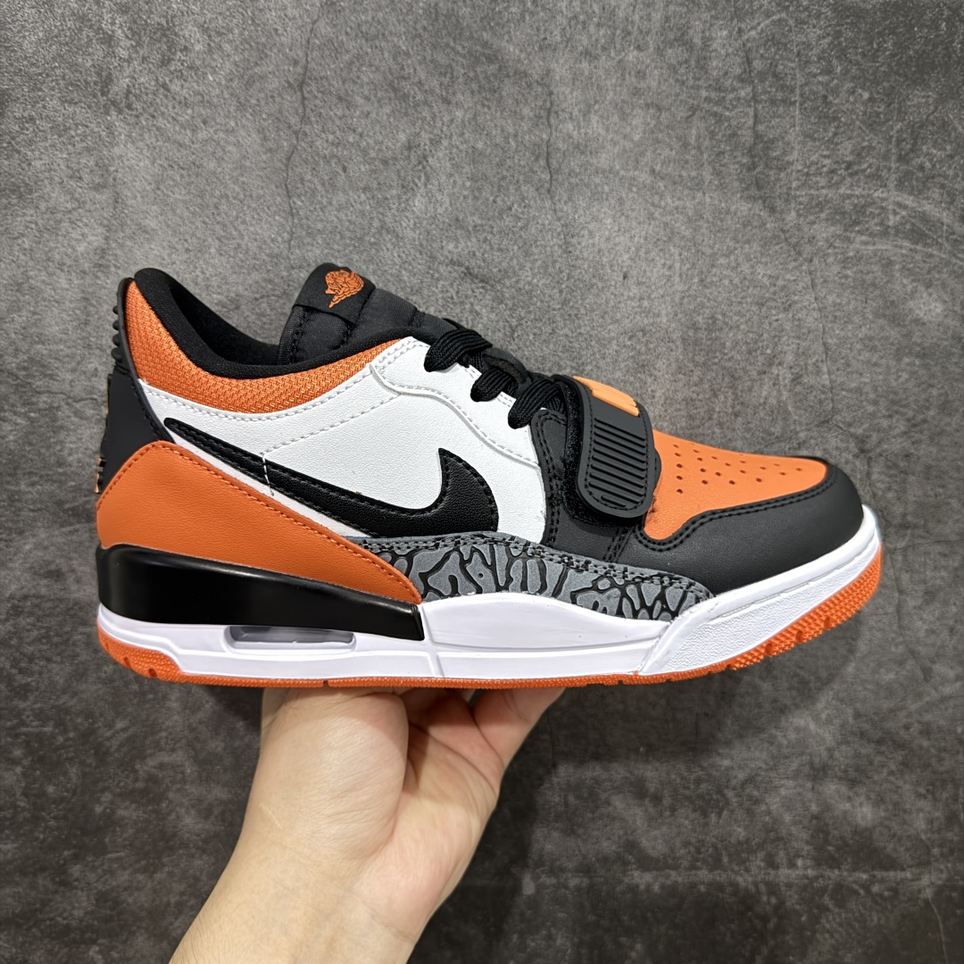 【纯原N版】Air Jordan Legacy AJ312 Low 低帮复古篮球鞋 黑白橙扣碎 CD7069-118 市场最强独一档产物 全套原纸板楦头开发 原厂大底磨具加持立体防滑纹理 原档数据后跟TPU子母扣魔术贴 原装可视Air Sole气垫 原汁原味最完美的312代版型 唯一正确鞋头趴度弧度高度鞋身腰线 进口港宝加持 后跟自然饱满 全鞋荧光划线卡点 追求极致完美 每一双都是工艺品 多重QC质检 超越公司货的品控标准 实实在在的免检产品 鞋身采用了皮革材质打造 横跨鞋面的魔术贴十分吸睛 侧面的Swoosh Logo的一部分被鞋面遮挡了一部分 颇具玩味 魔术贴上标有NK标识 而鞋舌上是Jordan的经典红色飞翼Logo 后跟和鞋底均采用了AJ3的设计 后跟上同样也使用了经典的爆裂纹图案 尺码:36-47-选品中心