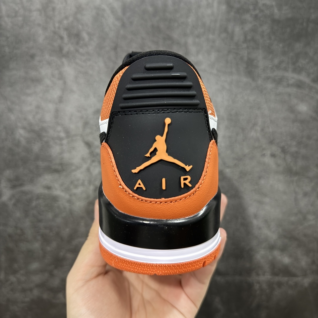 图片[4]-【纯原N版】Air Jordan Legacy AJ312 Low 低帮复古篮球鞋 黑白橙扣碎 CD7069-118 市场最强独一档产物 全套原纸板楦头开发 原厂大底磨具加持立体防滑纹理 原档数据后跟TPU子母扣魔术贴 原装可视Air Sole气垫 原汁原味最完美的312代版型 唯一正确鞋头趴度弧度高度鞋身腰线 进口港宝加持 后跟自然饱满 全鞋荧光划线卡点 追求极致完美 每一双都是工艺品 多重QC质检 超越公司货的品控标准 实实在在的免检产品 鞋身采用了皮革材质打造 横跨鞋面的魔术贴十分吸睛 侧面的Swoosh Logo的一部分被鞋面遮挡了一部分 颇具玩味 魔术贴上标有NK标识 而鞋舌上是Jordan的经典红色飞翼Logo 后跟和鞋底均采用了AJ3的设计 后跟上同样也使用了经典的爆裂纹图案 尺码：36-47-选品中心
