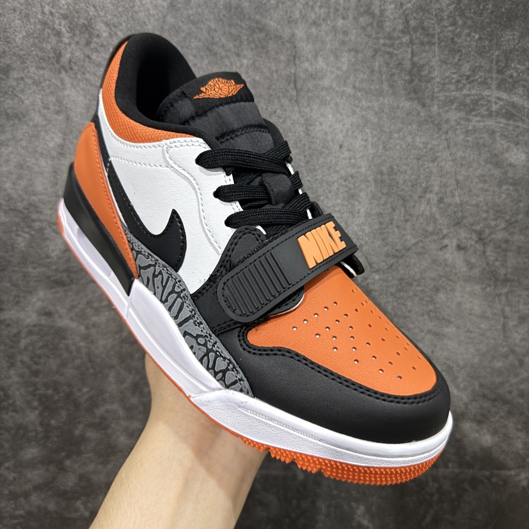 图片[3]-【纯原N版】Air Jordan Legacy AJ312 Low 低帮复古篮球鞋 黑白橙扣碎 CD7069-118 市场最强独一档产物 全套原纸板楦头开发 原厂大底磨具加持立体防滑纹理 原档数据后跟TPU子母扣魔术贴 原装可视Air Sole气垫 原汁原味最完美的312代版型 唯一正确鞋头趴度弧度高度鞋身腰线 进口港宝加持 后跟自然饱满 全鞋荧光划线卡点 追求极致完美 每一双都是工艺品 多重QC质检 超越公司货的品控标准 实实在在的免检产品 鞋身采用了皮革材质打造 横跨鞋面的魔术贴十分吸睛 侧面的Swoosh Logo的一部分被鞋面遮挡了一部分 颇具玩味 魔术贴上标有NK标识 而鞋舌上是Jordan的经典红色飞翼Logo 后跟和鞋底均采用了AJ3的设计 后跟上同样也使用了经典的爆裂纹图案 尺码：36-47-选品中心