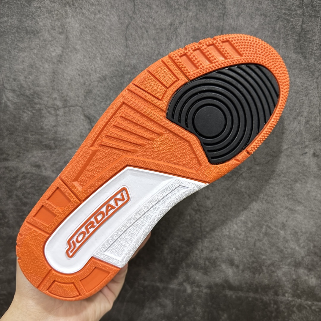 图片[9]-【纯原N版】Air Jordan Legacy AJ312 Low 低帮复古篮球鞋 黑白橙扣碎 CD7069-118 市场最强独一档产物 全套原纸板楦头开发 原厂大底磨具加持立体防滑纹理 原档数据后跟TPU子母扣魔术贴 原装可视Air Sole气垫 原汁原味最完美的312代版型 唯一正确鞋头趴度弧度高度鞋身腰线 进口港宝加持 后跟自然饱满 全鞋荧光划线卡点 追求极致完美 每一双都是工艺品 多重QC质检 超越公司货的品控标准 实实在在的免检产品 鞋身采用了皮革材质打造 横跨鞋面的魔术贴十分吸睛 侧面的Swoosh Logo的一部分被鞋面遮挡了一部分 颇具玩味 魔术贴上标有NK标识 而鞋舌上是Jordan的经典红色飞翼Logo 后跟和鞋底均采用了AJ3的设计 后跟上同样也使用了经典的爆裂纹图案 尺码：36-47-选品中心