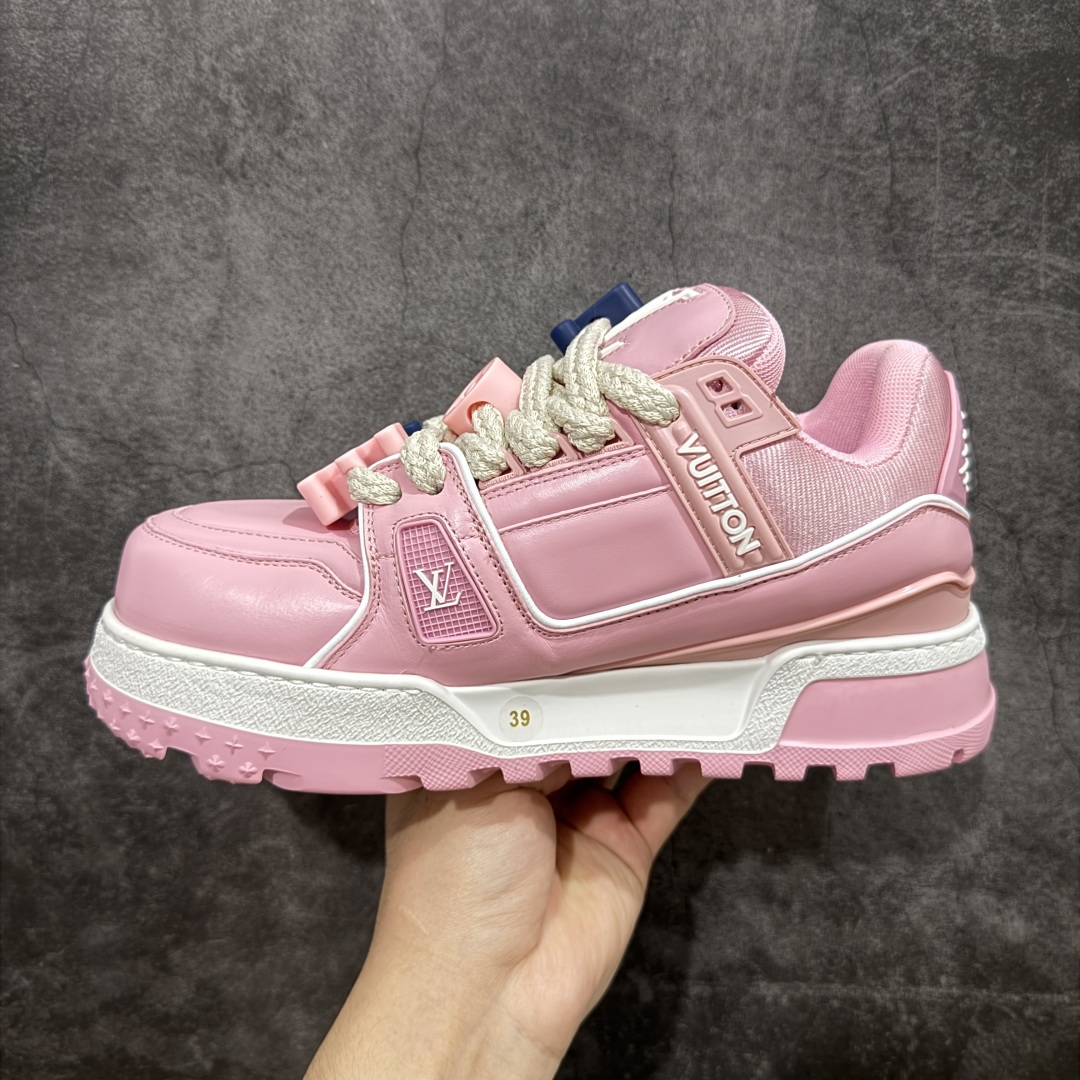 图片[2]-【LW纯原】驴家LV Trainer Maxi 胖丁系列 原版完美楦型 东莞大厂出产 品控胜过市面百分之95 原版正确TPU大底 大底克重500k 独家底磨 实物到手质感重量完全区别与市面版本。 开发费5w+ 质感媲美原版 密集度超高 区别于同行色泽质感 意大利进口头层一刀切小牛皮 皮料厚实度韧性高于市面 原版垫脚聚米微料加透气英伦网布 都是按正品一比一打造开发 不偷半点料 不掺半点假 细节原版一致 可对比 全包套原版包装配件 目前市面一梯队级别 ⚠市场太杂请注意混卖版本 可区别材料 版型 质感 包装配件 一切肉眼可见的细节。 尺码男女鞋 35 36 37 38 39 40 41 42 43 44 45 46-选品中心