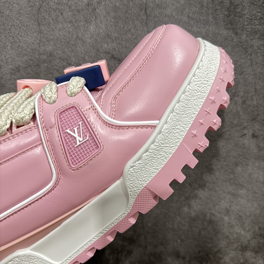 图片[6]-【LW纯原】驴家LV Trainer Maxi 胖丁系列 原版完美楦型 东莞大厂出产 品控胜过市面百分之95 原版正确TPU大底 大底克重500k 独家底磨 实物到手质感重量完全区别与市面版本。 开发费5w+ 质感媲美原版 密集度超高 区别于同行色泽质感 意大利进口头层一刀切小牛皮 皮料厚实度韧性高于市面 原版垫脚聚米微料加透气英伦网布 都是按正品一比一打造开发 不偷半点料 不掺半点假 细节原版一致 可对比 全包套原版包装配件 目前市面一梯队级别 ⚠市场太杂请注意混卖版本 可区别材料 版型 质感 包装配件 一切肉眼可见的细节。 尺码男女鞋 35 36 37 38 39 40 41 42 43 44 45 46-选品中心