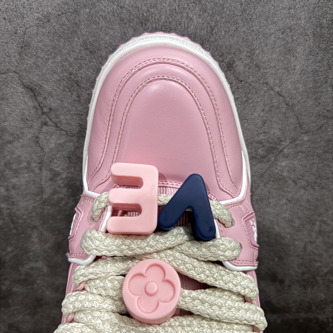 图片[5]-【LW纯原】驴家LV Trainer Maxi 胖丁系列 原版完美楦型 东莞大厂出产 品控胜过市面百分之95 原版正确TPU大底 大底克重500k 独家底磨 实物到手质感重量完全区别与市面版本。 开发费5w+ 质感媲美原版 密集度超高 区别于同行色泽质感 意大利进口头层一刀切小牛皮 皮料厚实度韧性高于市面 原版垫脚聚米微料加透气英伦网布 都是按正品一比一打造开发 不偷半点料 不掺半点假 细节原版一致 可对比 全包套原版包装配件 目前市面一梯队级别 ⚠市场太杂请注意混卖版本 可区别材料 版型 质感 包装配件 一切肉眼可见的细节。 尺码男女鞋 35 36 37 38 39 40 41 42 43 44 45 46-选品中心