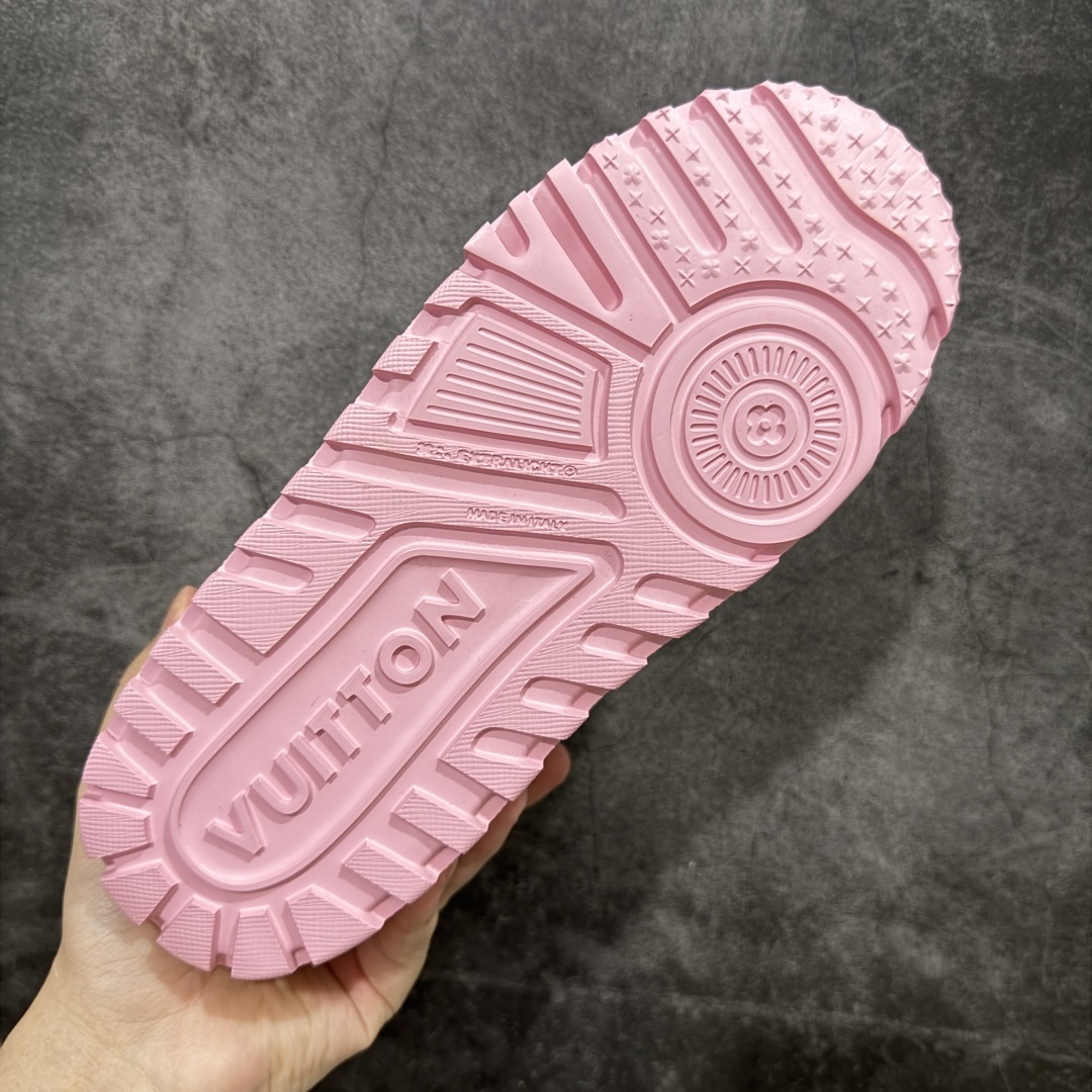 图片[9]-【LW纯原】驴家LV Trainer Maxi 胖丁系列 原版完美楦型 东莞大厂出产 品控胜过市面百分之95 原版正确TPU大底 大底克重500k 独家底磨 实物到手质感重量完全区别与市面版本。 开发费5w+ 质感媲美原版 密集度超高 区别于同行色泽质感 意大利进口头层一刀切小牛皮 皮料厚实度韧性高于市面 原版垫脚聚米微料加透气英伦网布 都是按正品一比一打造开发 不偷半点料 不掺半点假 细节原版一致 可对比 全包套原版包装配件 目前市面一梯队级别 ⚠市场太杂请注意混卖版本 可区别材料 版型 质感 包装配件 一切肉眼可见的细节。 尺码男女鞋 35 36 37 38 39 40 41 42 43 44 45 46-选品中心