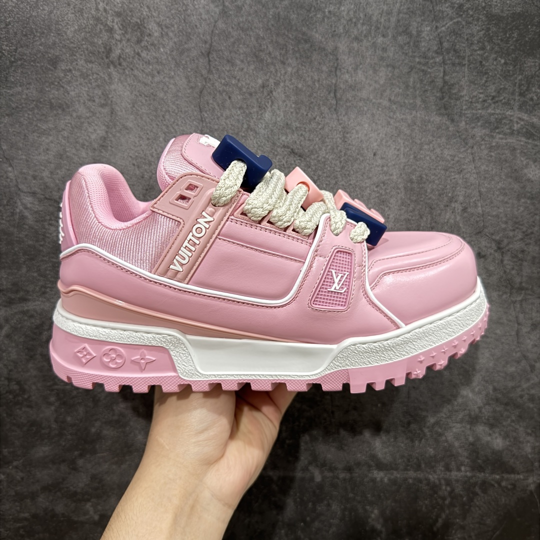 【LW纯原】驴家LV Trainer Maxi 胖丁系列 原版完美楦型 东莞大厂出产 品控胜过市面百分之95 原版正确TPU大底 大底克重500k 独家底磨 实物到手质感重量完全区别与市面版本。 开发费5w+ 质感媲美原版 密集度超高 区别于同行色泽质感 意大利进口头层一刀切小牛皮 皮料厚实度韧性高于市面 原版垫脚聚米微料加透气英伦网布 都是按正品一比一打造开发 不偷半点料 不掺半点假 细节原版一致 可对比 全包套原版包装配件 目前市面一梯队级别 ⚠市场太杂请注意混卖版本 可区别材料 版型 质感 包装配件 一切肉眼可见的细节。 尺码男女鞋 35 36 37 38 39 40 41 42 43 44 45 46-选品中心
