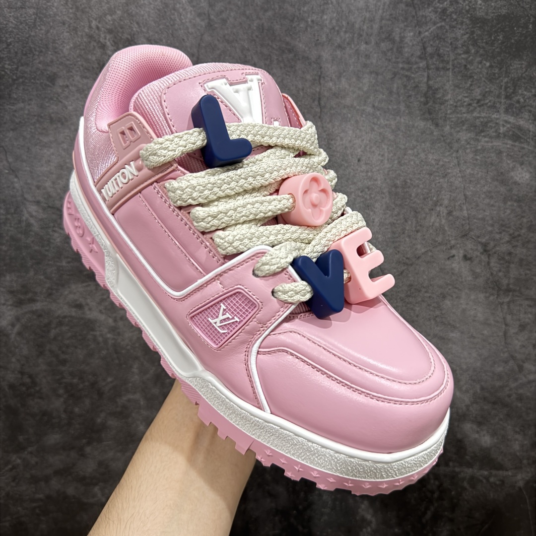 图片[3]-【LW纯原】驴家LV Trainer Maxi 胖丁系列 原版完美楦型 东莞大厂出产 品控胜过市面百分之95 原版正确TPU大底 大底克重500k 独家底磨 实物到手质感重量完全区别与市面版本。 开发费5w+ 质感媲美原版 密集度超高 区别于同行色泽质感 意大利进口头层一刀切小牛皮 皮料厚实度韧性高于市面 原版垫脚聚米微料加透气英伦网布 都是按正品一比一打造开发 不偷半点料 不掺半点假 细节原版一致 可对比 全包套原版包装配件 目前市面一梯队级别 ⚠市场太杂请注意混卖版本 可区别材料 版型 质感 包装配件 一切肉眼可见的细节。 尺码男女鞋 35 36 37 38 39 40 41 42 43 44 45 46-选品中心