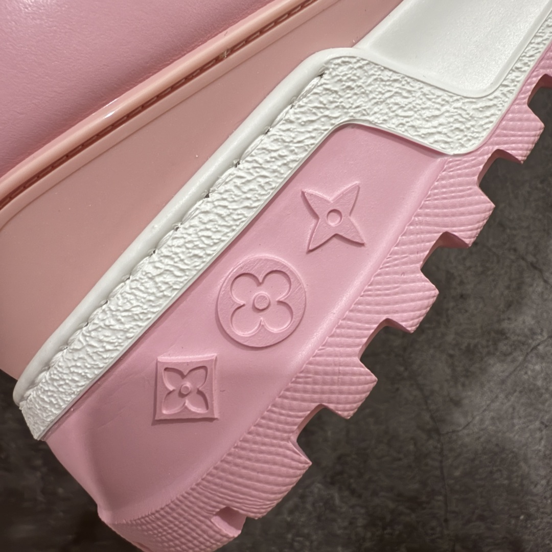 图片[4]-【LW纯原】驴家LV Trainer Maxi 胖丁系列 原版完美楦型 东莞大厂出产 品控胜过市面百分之95 原版正确TPU大底 大底克重500k 独家底磨 实物到手质感重量完全区别与市面版本。 开发费5w+ 质感媲美原版 密集度超高 区别于同行色泽质感 意大利进口头层一刀切小牛皮 皮料厚实度韧性高于市面 原版垫脚聚米微料加透气英伦网布 都是按正品一比一打造开发 不偷半点料 不掺半点假 细节原版一致 可对比 全包套原版包装配件 目前市面一梯队级别 ⚠市场太杂请注意混卖版本 可区别材料 版型 质感 包装配件 一切肉眼可见的细节。 尺码男女鞋 35 36 37 38 39 40 41 42 43 44 45 46-选品中心