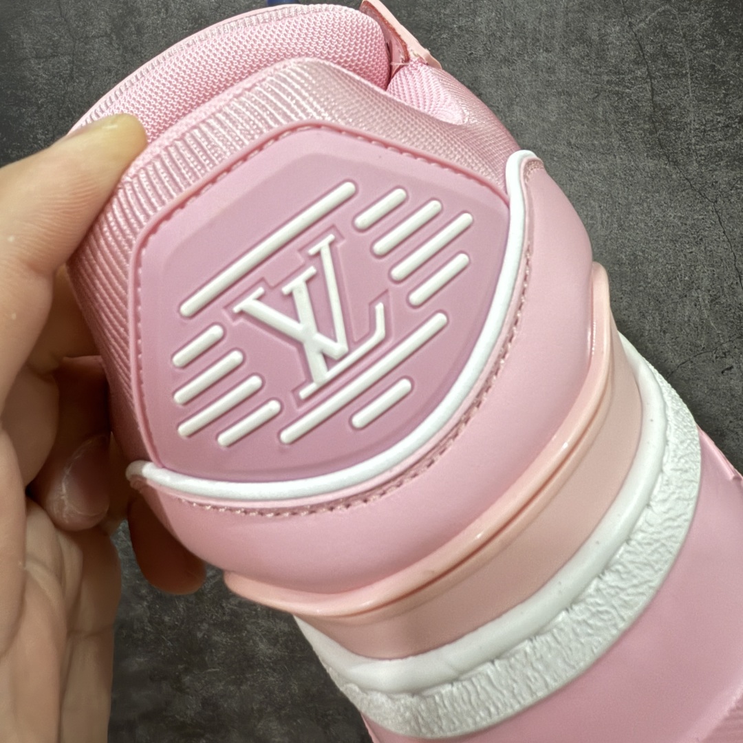 图片[2]-【LW纯原】驴家LV Trainer Maxi 胖丁系列 原版完美楦型 东莞大厂出产 品控胜过市面百分之95 原版正确TPU大底 大底克重500k 独家底磨 实物到手质感重量完全区别与市面版本。 开发费5w+ 质感媲美原版 密集度超高 区别于同行色泽质感 意大利进口头层一刀切小牛皮 皮料厚实度韧性高于市面 原版垫脚聚米微料加透气英伦网布 都是按正品一比一打造开发 不偷半点料 不掺半点假 细节原版一致 可对比 全包套原版包装配件 目前市面一梯队级别 ⚠市场太杂请注意混卖版本 可区别材料 版型 质感 包装配件 一切肉眼可见的细节。 尺码男女鞋 35 36 37 38 39 40 41 42 43 44 45 46-选品中心