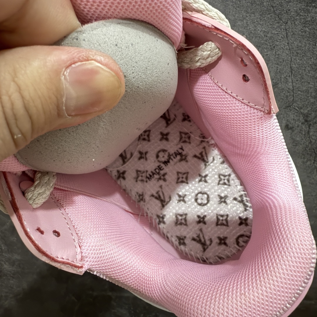 图片[9]-【LW纯原】驴家LV Trainer Maxi 胖丁系列 原版完美楦型 东莞大厂出产 品控胜过市面百分之95 原版正确TPU大底 大底克重500k 独家底磨 实物到手质感重量完全区别与市面版本。 开发费5w+ 质感媲美原版 密集度超高 区别于同行色泽质感 意大利进口头层一刀切小牛皮 皮料厚实度韧性高于市面 原版垫脚聚米微料加透气英伦网布 都是按正品一比一打造开发 不偷半点料 不掺半点假 细节原版一致 可对比 全包套原版包装配件 目前市面一梯队级别 ⚠市场太杂请注意混卖版本 可区别材料 版型 质感 包装配件 一切肉眼可见的细节。 尺码男女鞋 35 36 37 38 39 40 41 42 43 44 45 46-选品中心