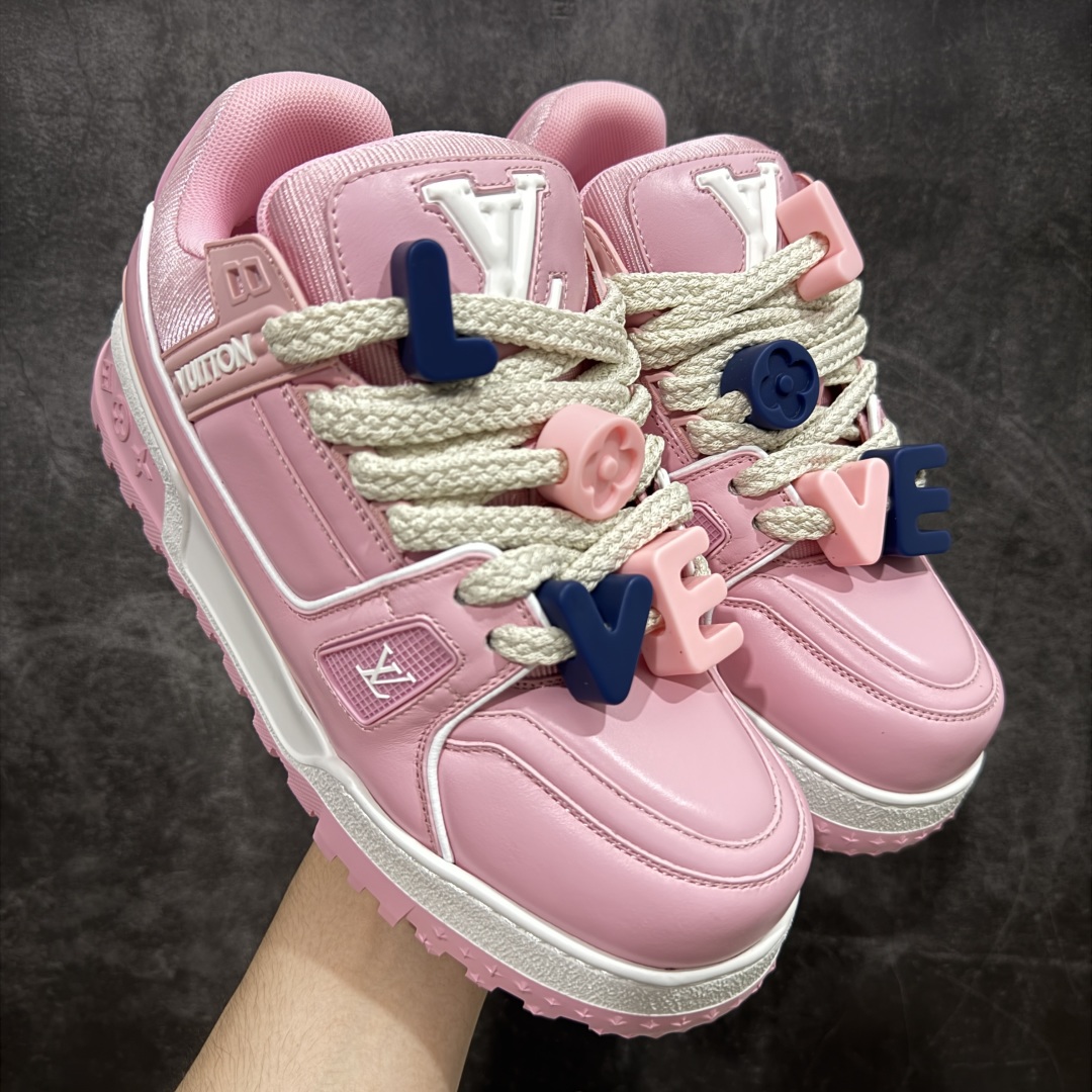 【LW纯原】驴家LV Trainer Maxi 胖丁系列 原版完美楦型 东莞大厂出产 品控胜过市面百分之95 原版正确TPU大底 大底克重500k 独家底磨 实物到手质感重量完全区别与市面版本。 开发费5w+ 质感媲美原版 密集度超高 区别于同行色泽质感 意大利进口头层一刀切小牛皮 皮料厚实度韧性高于市面 原版垫脚聚米微料加透气英伦网布 都是按正品一比一打造开发 不偷半点料 不掺半点假 细节原版一致 可对比 全包套原版包装配件 目前市面一梯队级别 ⚠市场太杂请注意混卖版本 可区别材料 版型 质感 包装配件 一切肉眼可见的细节。 尺码男女鞋 35 36 37 38 39 40 41 42 43 44 45 46-选品中心