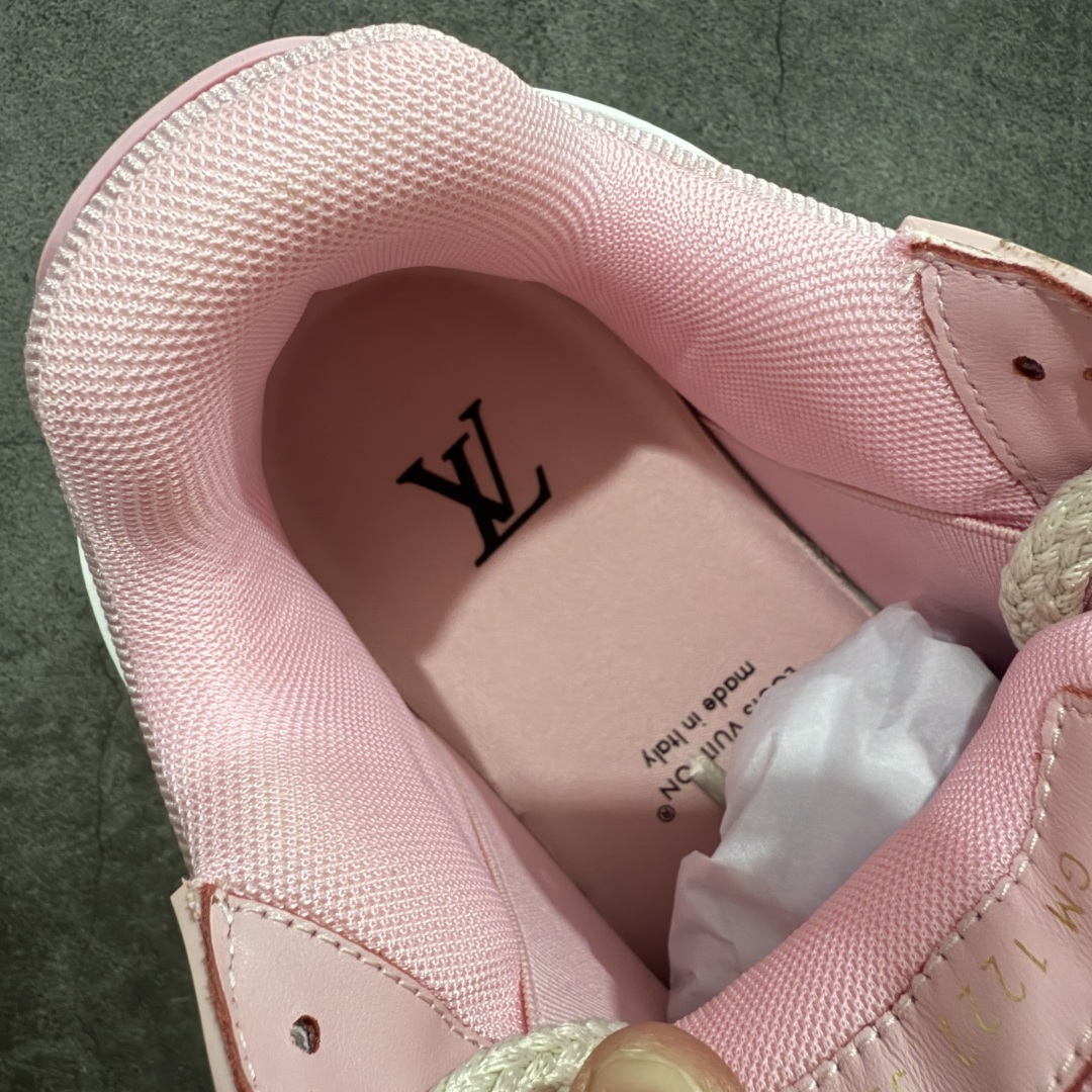 图片[8]-【LW纯原】驴家LV Trainer Maxi 胖丁系列 原版完美楦型 东莞大厂出产 品控胜过市面百分之95 原版正确TPU大底 大底克重500k 独家底磨 实物到手质感重量完全区别与市面版本。 开发费5w+ 质感媲美原版 密集度超高 区别于同行色泽质感 意大利进口头层一刀切小牛皮 皮料厚实度韧性高于市面 原版垫脚聚米微料加透气英伦网布 都是按正品一比一打造开发 不偷半点料 不掺半点假 细节原版一致 可对比 全包套原版包装配件 目前市面一梯队级别 ⚠市场太杂请注意混卖版本 可区别材料 版型 质感 包装配件 一切肉眼可见的细节。 尺码男女鞋 35 36 37 38 39 40 41 42 43 44 45 46-选品中心