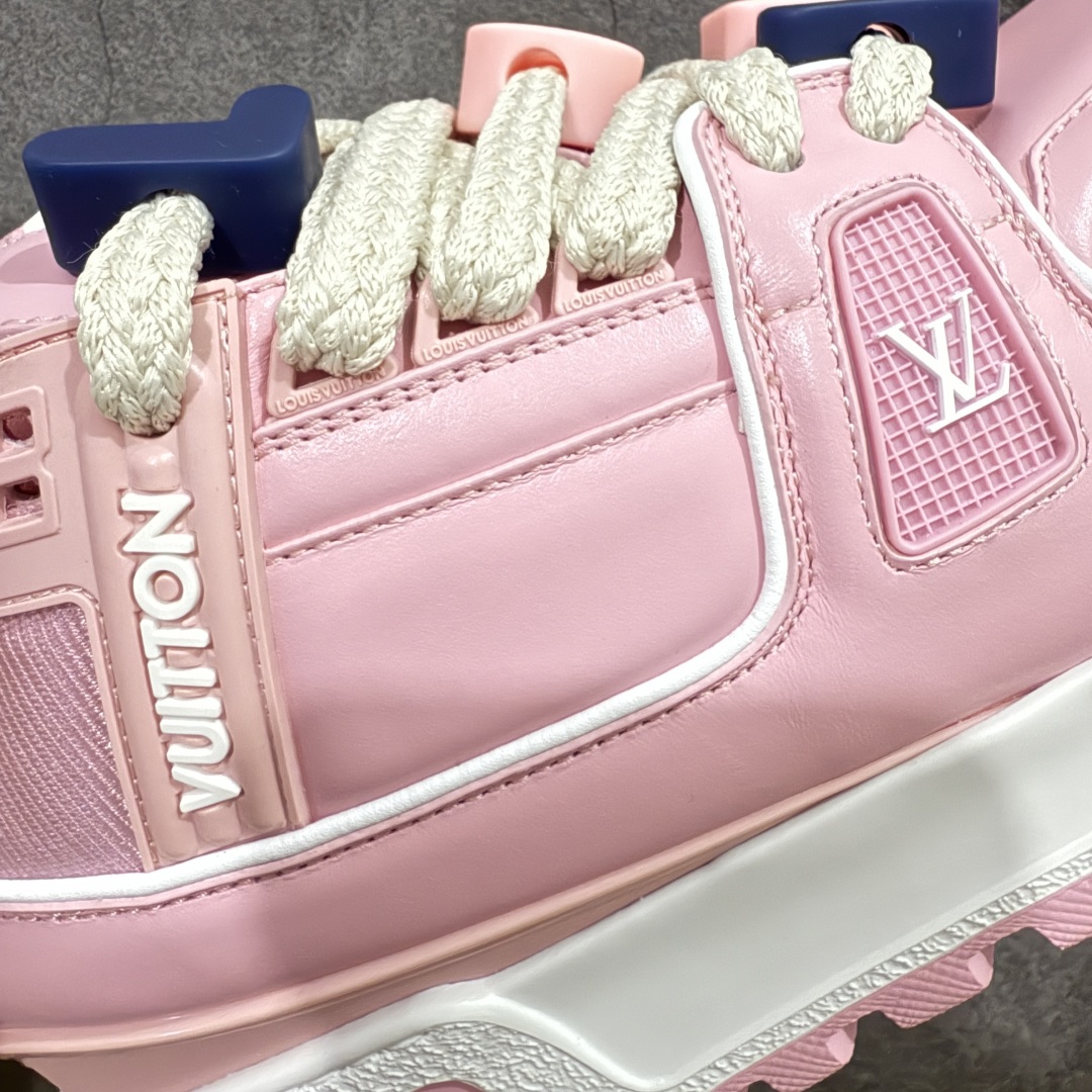 图片[3]-【LW纯原】驴家LV Trainer Maxi 胖丁系列 原版完美楦型 东莞大厂出产 品控胜过市面百分之95 原版正确TPU大底 大底克重500k 独家底磨 实物到手质感重量完全区别与市面版本。 开发费5w+ 质感媲美原版 密集度超高 区别于同行色泽质感 意大利进口头层一刀切小牛皮 皮料厚实度韧性高于市面 原版垫脚聚米微料加透气英伦网布 都是按正品一比一打造开发 不偷半点料 不掺半点假 细节原版一致 可对比 全包套原版包装配件 目前市面一梯队级别 ⚠市场太杂请注意混卖版本 可区别材料 版型 质感 包装配件 一切肉眼可见的细节。 尺码男女鞋 35 36 37 38 39 40 41 42 43 44 45 46-选品中心