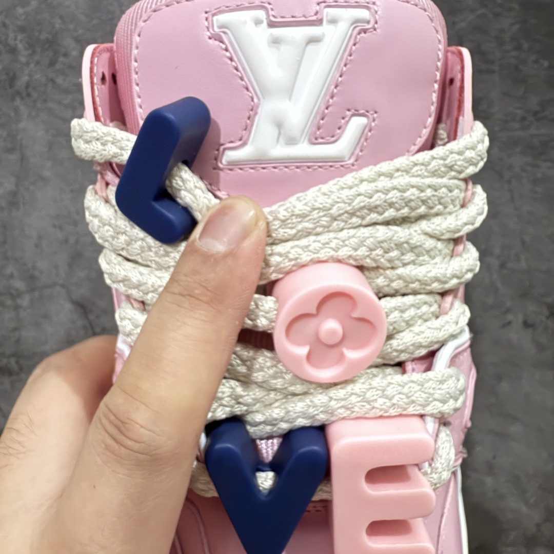 图片[6]-【LW纯原】驴家LV Trainer Maxi 胖丁系列 原版完美楦型 东莞大厂出产 品控胜过市面百分之95 原版正确TPU大底 大底克重500k 独家底磨 实物到手质感重量完全区别与市面版本。 开发费5w+ 质感媲美原版 密集度超高 区别于同行色泽质感 意大利进口头层一刀切小牛皮 皮料厚实度韧性高于市面 原版垫脚聚米微料加透气英伦网布 都是按正品一比一打造开发 不偷半点料 不掺半点假 细节原版一致 可对比 全包套原版包装配件 目前市面一梯队级别 ⚠市场太杂请注意混卖版本 可区别材料 版型 质感 包装配件 一切肉眼可见的细节。 尺码男女鞋 35 36 37 38 39 40 41 42 43 44 45 46-选品中心