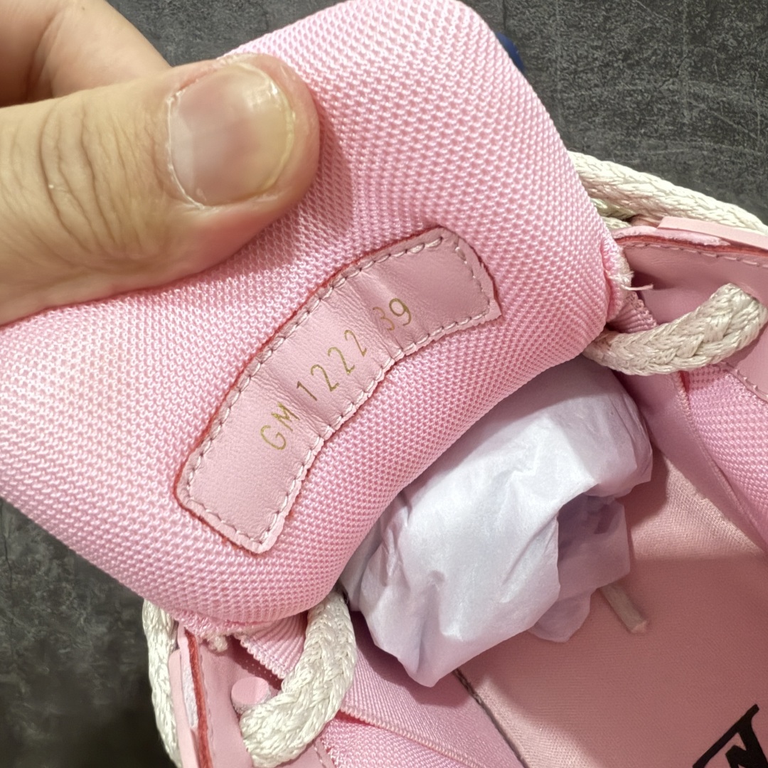 图片[7]-【LW纯原】驴家LV Trainer Maxi 胖丁系列 原版完美楦型 东莞大厂出产 品控胜过市面百分之95 原版正确TPU大底 大底克重500k 独家底磨 实物到手质感重量完全区别与市面版本。 开发费5w+ 质感媲美原版 密集度超高 区别于同行色泽质感 意大利进口头层一刀切小牛皮 皮料厚实度韧性高于市面 原版垫脚聚米微料加透气英伦网布 都是按正品一比一打造开发 不偷半点料 不掺半点假 细节原版一致 可对比 全包套原版包装配件 目前市面一梯队级别 ⚠市场太杂请注意混卖版本 可区别材料 版型 质感 包装配件 一切肉眼可见的细节。 尺码男女鞋 35 36 37 38 39 40 41 42 43 44 45 46-选品中心