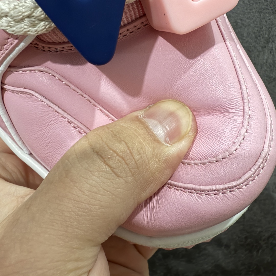 图片[5]-【LW纯原】驴家LV Trainer Maxi 胖丁系列 原版完美楦型 东莞大厂出产 品控胜过市面百分之95 原版正确TPU大底 大底克重500k 独家底磨 实物到手质感重量完全区别与市面版本。 开发费5w+ 质感媲美原版 密集度超高 区别于同行色泽质感 意大利进口头层一刀切小牛皮 皮料厚实度韧性高于市面 原版垫脚聚米微料加透气英伦网布 都是按正品一比一打造开发 不偷半点料 不掺半点假 细节原版一致 可对比 全包套原版包装配件 目前市面一梯队级别 ⚠市场太杂请注意混卖版本 可区别材料 版型 质感 包装配件 一切肉眼可见的细节。 尺码男女鞋 35 36 37 38 39 40 41 42 43 44 45 46-选品中心