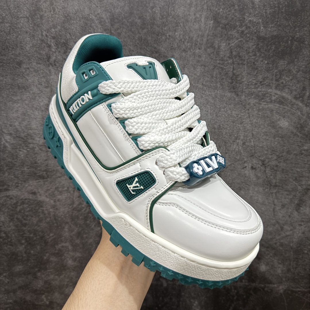 图片[3]-【LW纯原】驴家LV Trainer Maxi 胖丁系列 原版完美楦型 东莞大厂出产 品控胜过市面百分之95 原版正确TPU大底 大底克重500k 独家底磨 实物到手质感重量完全区别与市面版本。 开发费5w+ 质感媲美原版 密集度超高 区别于同行色泽质感 意大利进口头层一刀切小牛皮 皮料厚实度韧性高于市面 原版垫脚聚米微料加透气英伦网布 都是按正品一比一打造开发 不偷半点料 不掺半点假 细节原版一致 可对比 全包套原版包装配件 目前市面一梯队级别 ⚠市场太杂请注意混卖版本 可区别材料 版型 质感 包装配件 一切肉眼可见的细节。 尺码男女鞋 35 36 37 38 39 40 41 42 43 44 45 46-选品中心