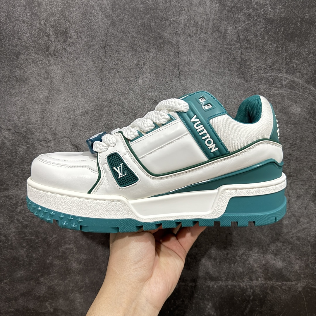 图片[2]-【LW纯原】驴家LV Trainer Maxi 胖丁系列 原版完美楦型 东莞大厂出产 品控胜过市面百分之95 原版正确TPU大底 大底克重500k 独家底磨 实物到手质感重量完全区别与市面版本。 开发费5w+ 质感媲美原版 密集度超高 区别于同行色泽质感 意大利进口头层一刀切小牛皮 皮料厚实度韧性高于市面 原版垫脚聚米微料加透气英伦网布 都是按正品一比一打造开发 不偷半点料 不掺半点假 细节原版一致 可对比 全包套原版包装配件 目前市面一梯队级别 ⚠市场太杂请注意混卖版本 可区别材料 版型 质感 包装配件 一切肉眼可见的细节。 尺码男女鞋 35 36 37 38 39 40 41 42 43 44 45 46-选品中心