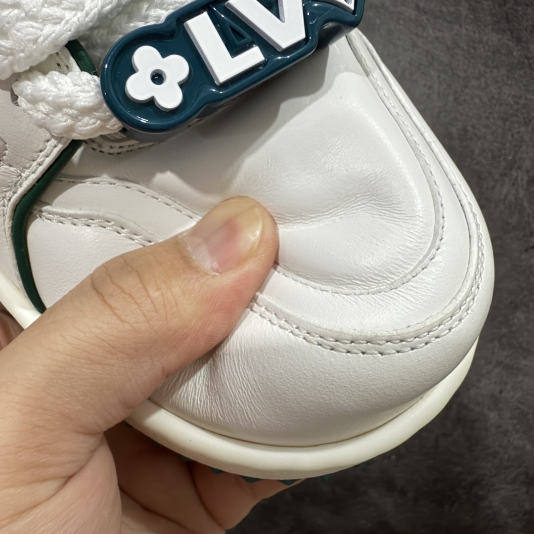 图片[5]-【LW纯原】驴家LV Trainer Maxi 胖丁系列 原版完美楦型 东莞大厂出产 品控胜过市面百分之95 原版正确TPU大底 大底克重500k 独家底磨 实物到手质感重量完全区别与市面版本。 开发费5w+ 质感媲美原版 密集度超高 区别于同行色泽质感 意大利进口头层一刀切小牛皮 皮料厚实度韧性高于市面 原版垫脚聚米微料加透气英伦网布 都是按正品一比一打造开发 不偷半点料 不掺半点假 细节原版一致 可对比 全包套原版包装配件 目前市面一梯队级别 ⚠市场太杂请注意混卖版本 可区别材料 版型 质感 包装配件 一切肉眼可见的细节。 尺码男女鞋 35 36 37 38 39 40 41 42 43 44 45 46-选品中心