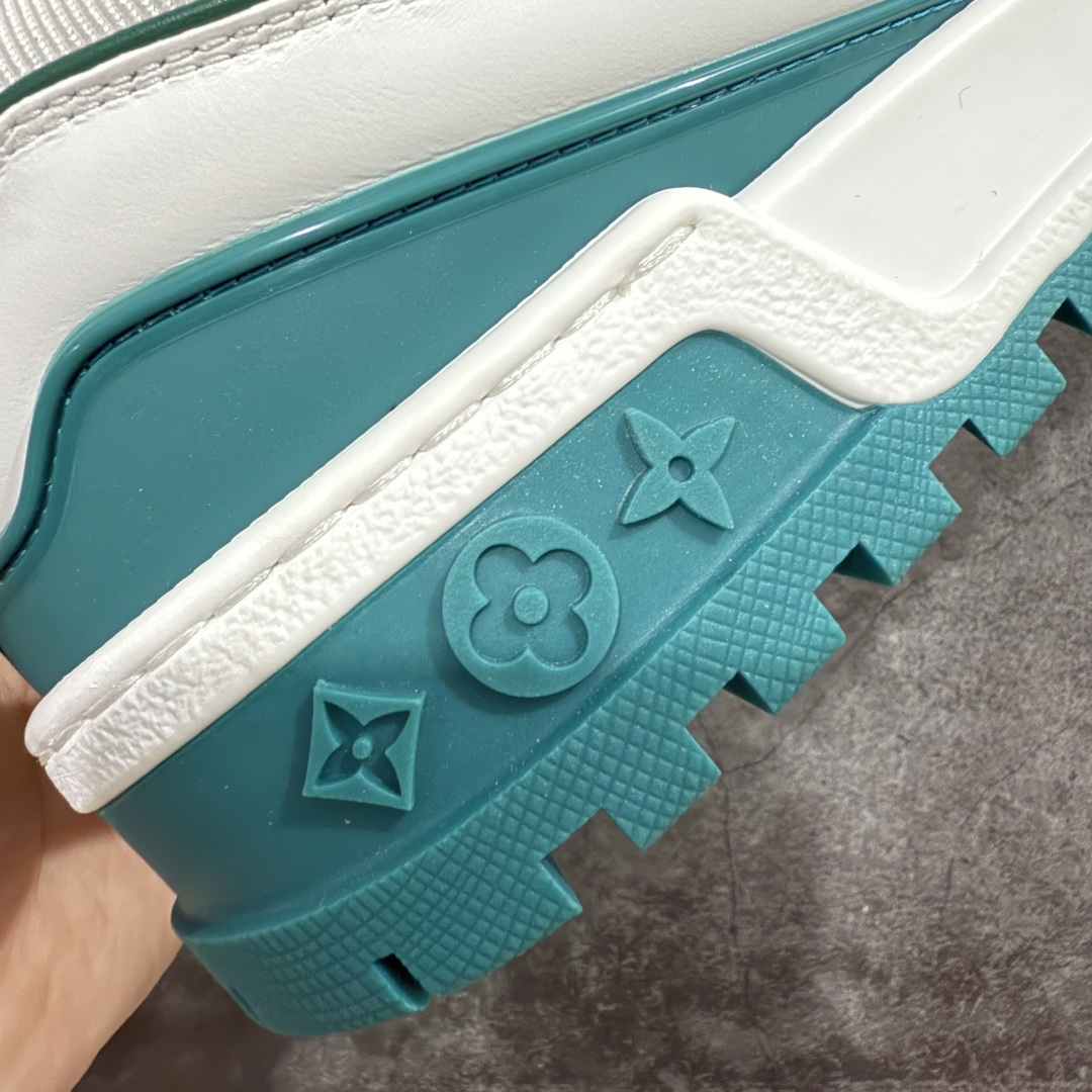 图片[3]-【LW纯原】驴家LV Trainer Maxi 胖丁系列 原版完美楦型 东莞大厂出产 品控胜过市面百分之95 原版正确TPU大底 大底克重500k 独家底磨 实物到手质感重量完全区别与市面版本。 开发费5w+ 质感媲美原版 密集度超高 区别于同行色泽质感 意大利进口头层一刀切小牛皮 皮料厚实度韧性高于市面 原版垫脚聚米微料加透气英伦网布 都是按正品一比一打造开发 不偷半点料 不掺半点假 细节原版一致 可对比 全包套原版包装配件 目前市面一梯队级别 ⚠市场太杂请注意混卖版本 可区别材料 版型 质感 包装配件 一切肉眼可见的细节。 尺码男女鞋 35 36 37 38 39 40 41 42 43 44 45 46-选品中心