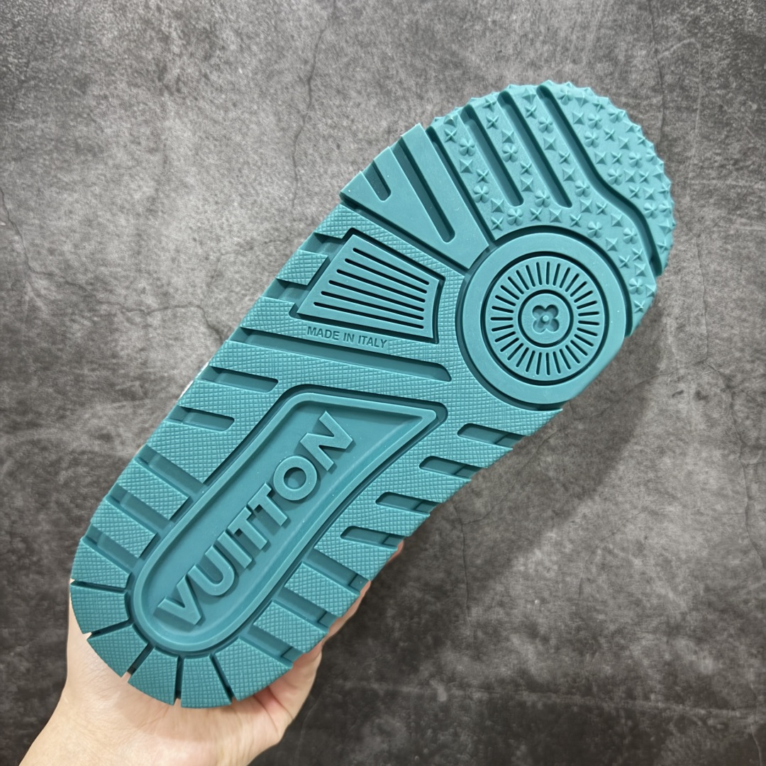 图片[9]-【LW纯原】驴家LV Trainer Maxi 胖丁系列 原版完美楦型 东莞大厂出产 品控胜过市面百分之95 原版正确TPU大底 大底克重500k 独家底磨 实物到手质感重量完全区别与市面版本。 开发费5w+ 质感媲美原版 密集度超高 区别于同行色泽质感 意大利进口头层一刀切小牛皮 皮料厚实度韧性高于市面 原版垫脚聚米微料加透气英伦网布 都是按正品一比一打造开发 不偷半点料 不掺半点假 细节原版一致 可对比 全包套原版包装配件 目前市面一梯队级别 ⚠市场太杂请注意混卖版本 可区别材料 版型 质感 包装配件 一切肉眼可见的细节。 尺码男女鞋 35 36 37 38 39 40 41 42 43 44 45 46-选品中心