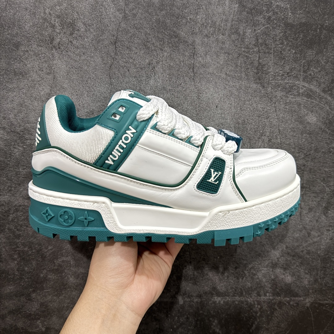 【LW纯原】驴家LV Trainer Maxi 胖丁系列 原版完美楦型 东莞大厂出产 品控胜过市面百分之95 原版正确TPU大底 大底克重500k 独家底磨 实物到手质感重量完全区别与市面版本。 开发费5w+ 质感媲美原版 密集度超高 区别于同行色泽质感 意大利进口头层一刀切小牛皮 皮料厚实度韧性高于市面 原版垫脚聚米微料加透气英伦网布 都是按正品一比一打造开发 不偷半点料 不掺半点假 细节原版一致 可对比 全包套原版包装配件 目前市面一梯队级别 ⚠市场太杂请注意混卖版本 可区别材料 版型 质感 包装配件 一切肉眼可见的细节。 尺码男女鞋 35 36 37 38 39 40 41 42 43 44 45 46-选品中心