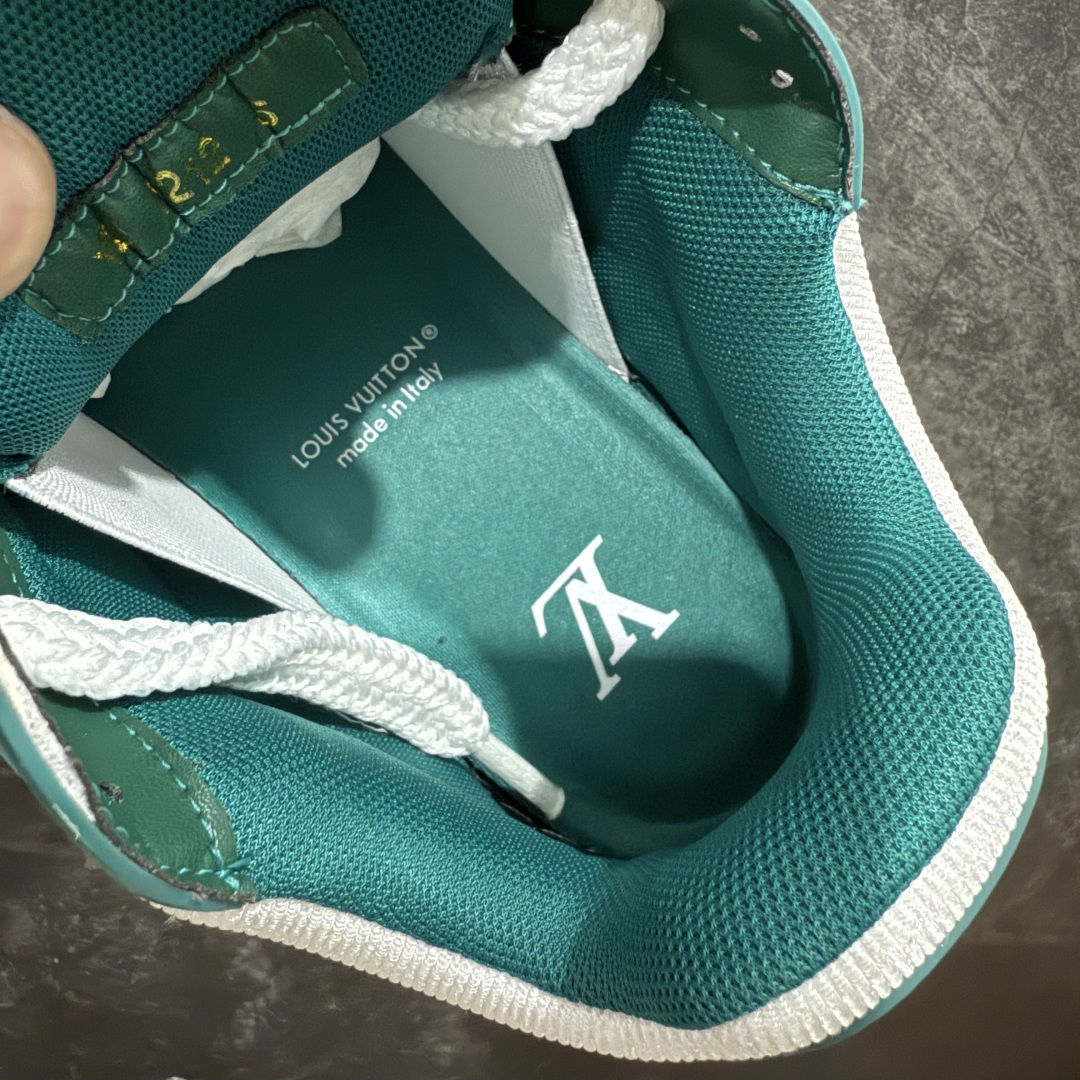 图片[8]-【LW纯原】驴家LV Trainer Maxi 胖丁系列 原版完美楦型 东莞大厂出产 品控胜过市面百分之95 原版正确TPU大底 大底克重500k 独家底磨 实物到手质感重量完全区别与市面版本。 开发费5w+ 质感媲美原版 密集度超高 区别于同行色泽质感 意大利进口头层一刀切小牛皮 皮料厚实度韧性高于市面 原版垫脚聚米微料加透气英伦网布 都是按正品一比一打造开发 不偷半点料 不掺半点假 细节原版一致 可对比 全包套原版包装配件 目前市面一梯队级别 ⚠市场太杂请注意混卖版本 可区别材料 版型 质感 包装配件 一切肉眼可见的细节。 尺码男女鞋 35 36 37 38 39 40 41 42 43 44 45 46-选品中心