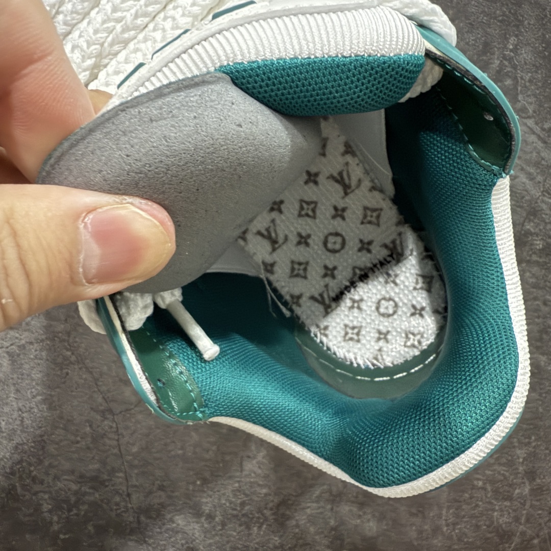 图片[9]-【LW纯原】驴家LV Trainer Maxi 胖丁系列 原版完美楦型 东莞大厂出产 品控胜过市面百分之95 原版正确TPU大底 大底克重500k 独家底磨 实物到手质感重量完全区别与市面版本。 开发费5w+ 质感媲美原版 密集度超高 区别于同行色泽质感 意大利进口头层一刀切小牛皮 皮料厚实度韧性高于市面 原版垫脚聚米微料加透气英伦网布 都是按正品一比一打造开发 不偷半点料 不掺半点假 细节原版一致 可对比 全包套原版包装配件 目前市面一梯队级别 ⚠市场太杂请注意混卖版本 可区别材料 版型 质感 包装配件 一切肉眼可见的细节。 尺码男女鞋 35 36 37 38 39 40 41 42 43 44 45 46-选品中心