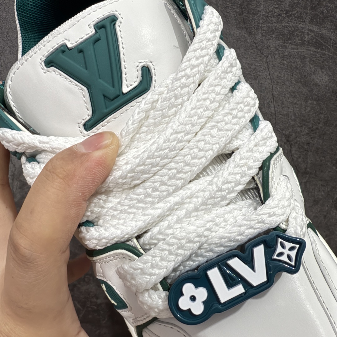 图片[6]-【LW纯原】驴家LV Trainer Maxi 胖丁系列 原版完美楦型 东莞大厂出产 品控胜过市面百分之95 原版正确TPU大底 大底克重500k 独家底磨 实物到手质感重量完全区别与市面版本。 开发费5w+ 质感媲美原版 密集度超高 区别于同行色泽质感 意大利进口头层一刀切小牛皮 皮料厚实度韧性高于市面 原版垫脚聚米微料加透气英伦网布 都是按正品一比一打造开发 不偷半点料 不掺半点假 细节原版一致 可对比 全包套原版包装配件 目前市面一梯队级别 ⚠市场太杂请注意混卖版本 可区别材料 版型 质感 包装配件 一切肉眼可见的细节。 尺码男女鞋 35 36 37 38 39 40 41 42 43 44 45 46-选品中心