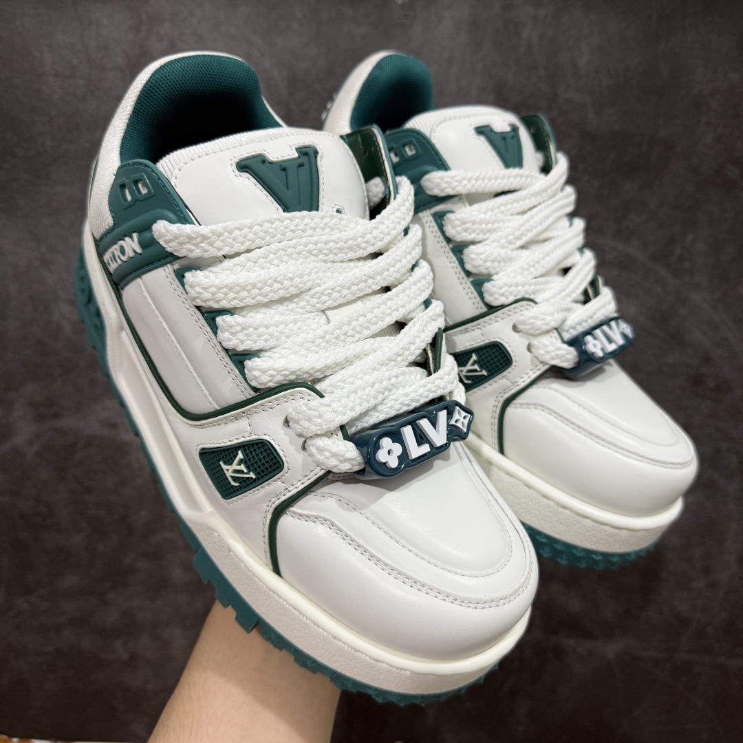 【LW纯原】驴家LV Trainer Maxi 胖丁系列 原版完美楦型 东莞大厂出产 品控胜过市面百分之95 原版正确TPU大底 大底克重500k 独家底磨 实物到手质感重量完全区别与市面版本。 开发费5w+ 质感媲美原版 密集度超高 区别于同行色泽质感 意大利进口头层一刀切小牛皮 皮料厚实度韧性高于市面 原版垫脚聚米微料加透气英伦网布 都是按正品一比一打造开发 不偷半点料 不掺半点假 细节原版一致 可对比 全包套原版包装配件 目前市面一梯队级别 ⚠市场太杂请注意混卖版本 可区别材料 版型 质感 包装配件 一切肉眼可见的细节。 尺码男女鞋 35 36 37 38 39 40 41 42 43 44 45 46-选品中心