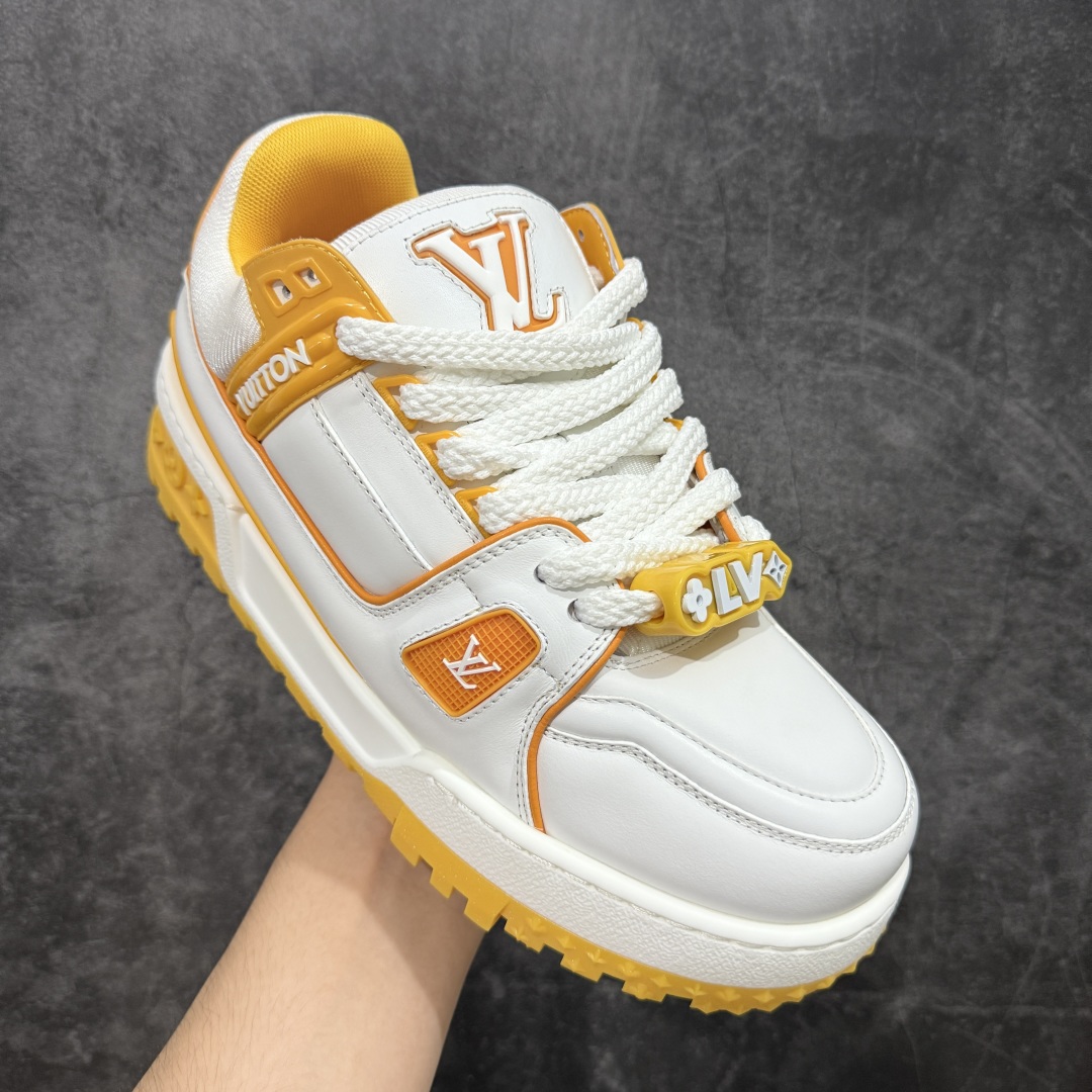 图片[3]-【LW纯原】驴家LV Trainer Maxi 胖丁系列 原版完美楦型 东莞大厂出产 品控胜过市面百分之95 原版正确TPU大底 大底克重500k 独家底磨 实物到手质感重量完全区别与市面版本。 开发费5w+ 质感媲美原版 密集度超高 区别于同行色泽质感 意大利进口头层一刀切小牛皮 皮料厚实度韧性高于市面 原版垫脚聚米微料加透气英伦网布 都是按正品一比一打造开发 不偷半点料 不掺半点假 细节原版一致 可对比 全包套原版包装配件 目前市面一梯队级别 ⚠市场太杂请注意混卖版本 可区别材料 版型 质感 包装配件 一切肉眼可见的细节。 尺码男女鞋 35 36 37 38 39 40 41 42 43 44 45 46-选品中心