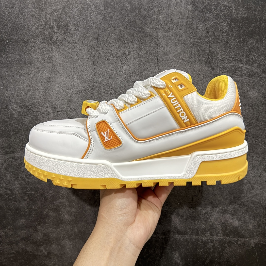 图片[2]-【LW纯原】驴家LV Trainer Maxi 胖丁系列 原版完美楦型 东莞大厂出产 品控胜过市面百分之95 原版正确TPU大底 大底克重500k 独家底磨 实物到手质感重量完全区别与市面版本。 开发费5w+ 质感媲美原版 密集度超高 区别于同行色泽质感 意大利进口头层一刀切小牛皮 皮料厚实度韧性高于市面 原版垫脚聚米微料加透气英伦网布 都是按正品一比一打造开发 不偷半点料 不掺半点假 细节原版一致 可对比 全包套原版包装配件 目前市面一梯队级别 ⚠市场太杂请注意混卖版本 可区别材料 版型 质感 包装配件 一切肉眼可见的细节。 尺码男女鞋 35 36 37 38 39 40 41 42 43 44 45 46-选品中心