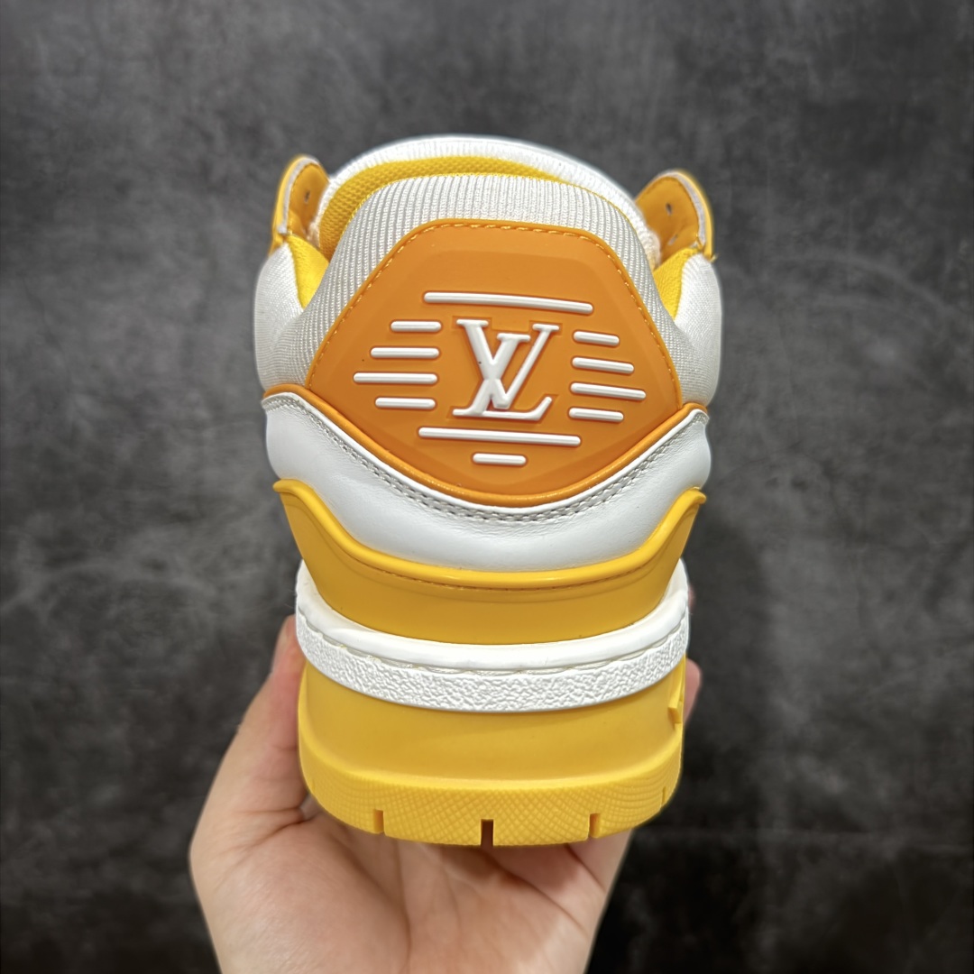 图片[4]-【LW纯原】驴家LV Trainer Maxi 胖丁系列 原版完美楦型 东莞大厂出产 品控胜过市面百分之95 原版正确TPU大底 大底克重500k 独家底磨 实物到手质感重量完全区别与市面版本。 开发费5w+ 质感媲美原版 密集度超高 区别于同行色泽质感 意大利进口头层一刀切小牛皮 皮料厚实度韧性高于市面 原版垫脚聚米微料加透气英伦网布 都是按正品一比一打造开发 不偷半点料 不掺半点假 细节原版一致 可对比 全包套原版包装配件 目前市面一梯队级别 ⚠市场太杂请注意混卖版本 可区别材料 版型 质感 包装配件 一切肉眼可见的细节。 尺码男女鞋 35 36 37 38 39 40 41 42 43 44 45 46-选品中心