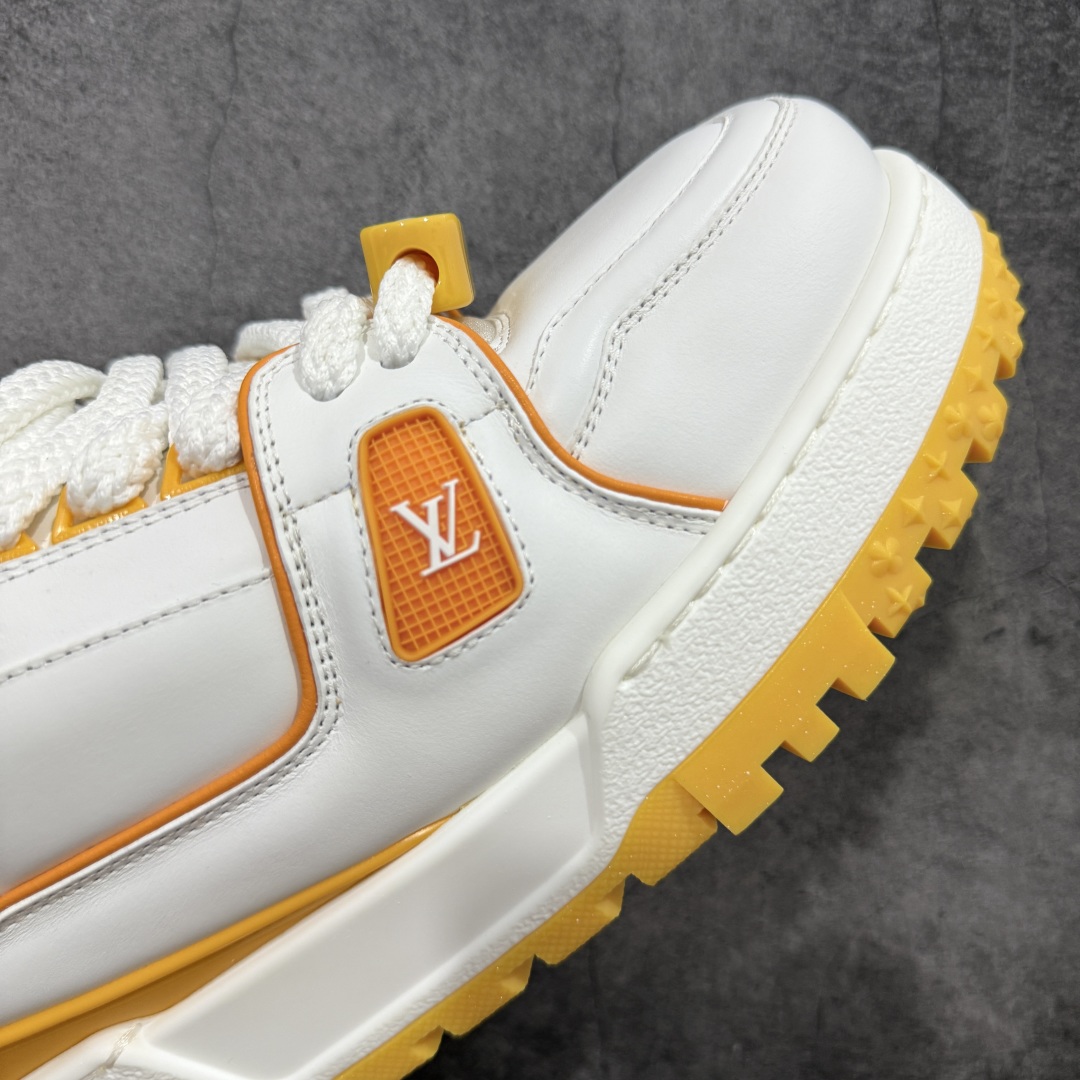 图片[6]-【LW纯原】驴家LV Trainer Maxi 胖丁系列 原版完美楦型 东莞大厂出产 品控胜过市面百分之95 原版正确TPU大底 大底克重500k 独家底磨 实物到手质感重量完全区别与市面版本。 开发费5w+ 质感媲美原版 密集度超高 区别于同行色泽质感 意大利进口头层一刀切小牛皮 皮料厚实度韧性高于市面 原版垫脚聚米微料加透气英伦网布 都是按正品一比一打造开发 不偷半点料 不掺半点假 细节原版一致 可对比 全包套原版包装配件 目前市面一梯队级别 ⚠市场太杂请注意混卖版本 可区别材料 版型 质感 包装配件 一切肉眼可见的细节。 尺码男女鞋 35 36 37 38 39 40 41 42 43 44 45 46-选品中心