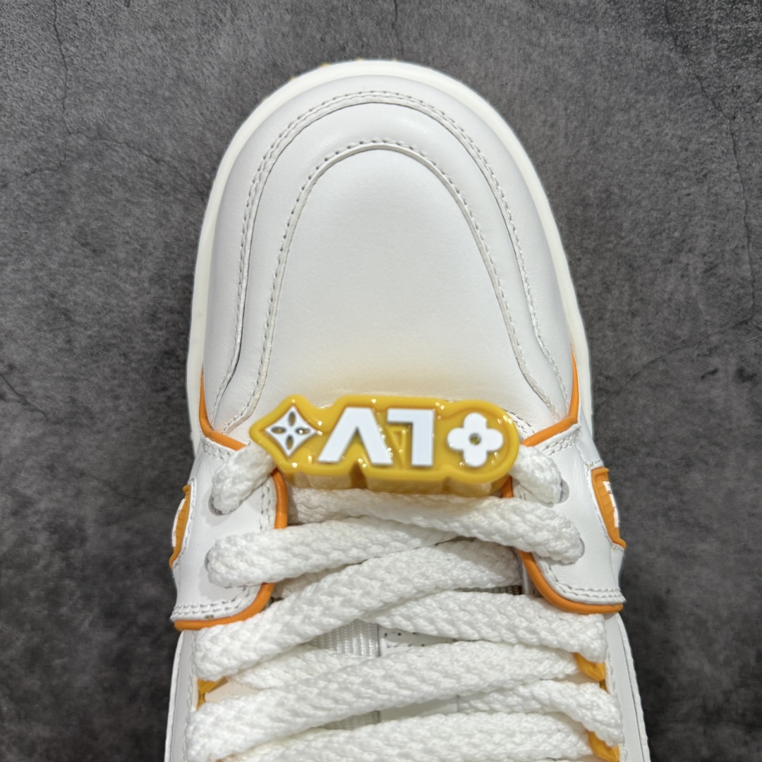 图片[5]-【LW纯原】驴家LV Trainer Maxi 胖丁系列 原版完美楦型 东莞大厂出产 品控胜过市面百分之95 原版正确TPU大底 大底克重500k 独家底磨 实物到手质感重量完全区别与市面版本。 开发费5w+ 质感媲美原版 密集度超高 区别于同行色泽质感 意大利进口头层一刀切小牛皮 皮料厚实度韧性高于市面 原版垫脚聚米微料加透气英伦网布 都是按正品一比一打造开发 不偷半点料 不掺半点假 细节原版一致 可对比 全包套原版包装配件 目前市面一梯队级别 ⚠市场太杂请注意混卖版本 可区别材料 版型 质感 包装配件 一切肉眼可见的细节。 尺码男女鞋 35 36 37 38 39 40 41 42 43 44 45 46-选品中心