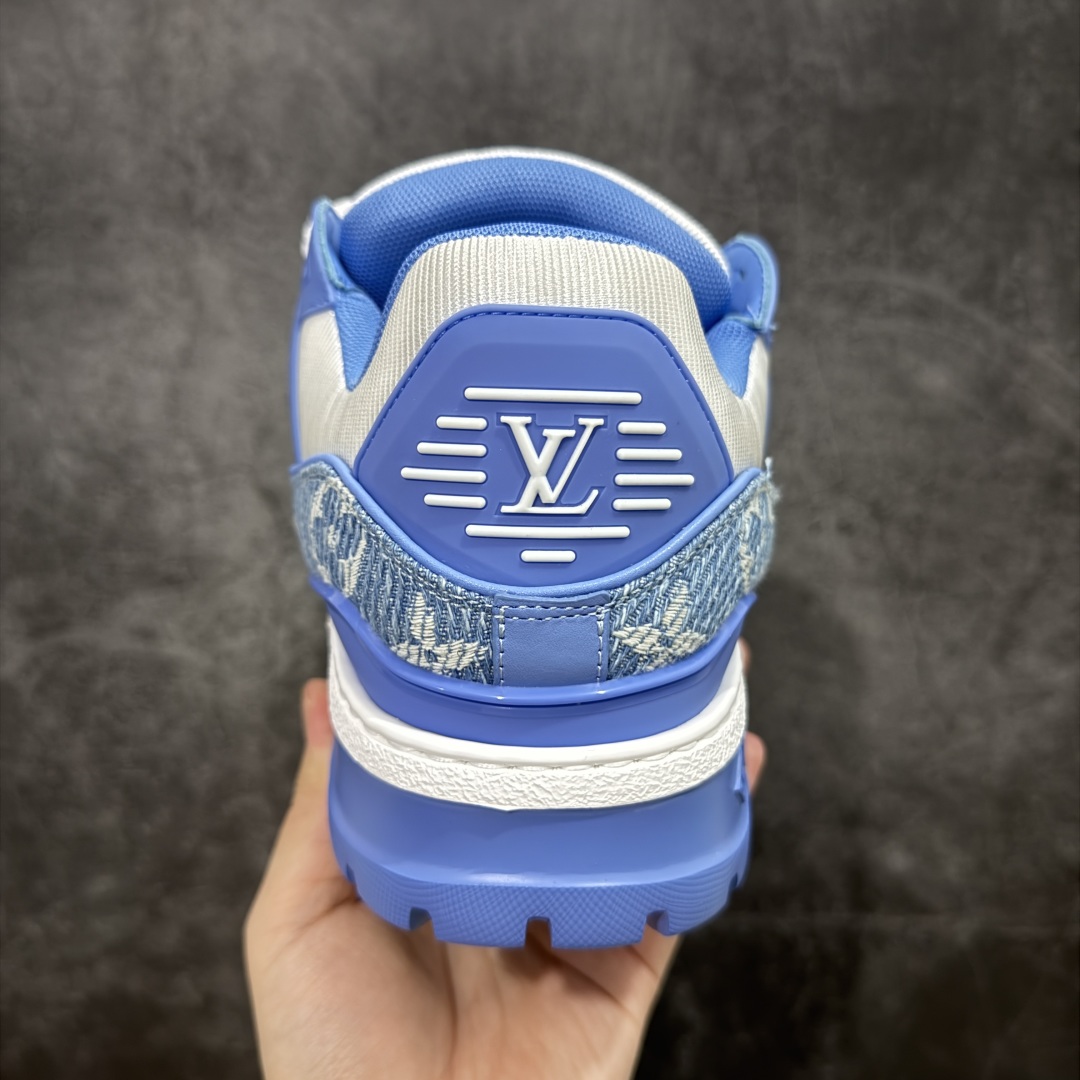 图片[4]-【LW纯原】驴家LV Trainer Maxi 胖丁系列 原版完美楦型 东莞大厂出产 品控胜过市面百分之95 原版正确TPU大底 大底克重500k 独家底磨 实物到手质感重量完全区别与市面版本。 开发费5w+ 质感媲美原版 密集度超高 区别于同行色泽质感 意大利进口头层一刀切小牛皮 皮料厚实度韧性高于市面 原版垫脚聚米微料加透气英伦网布 都是按正品一比一打造开发 不偷半点料 不掺半点假 细节原版一致 可对比 全包套原版包装配件 目前市面一梯队级别 ⚠市场太杂请注意混卖版本 可区别材料 版型 质感 包装配件 一切肉眼可见的细节。 尺码男女鞋 35 36 37 38 39 40 41 42 43 44 45 46-选品中心