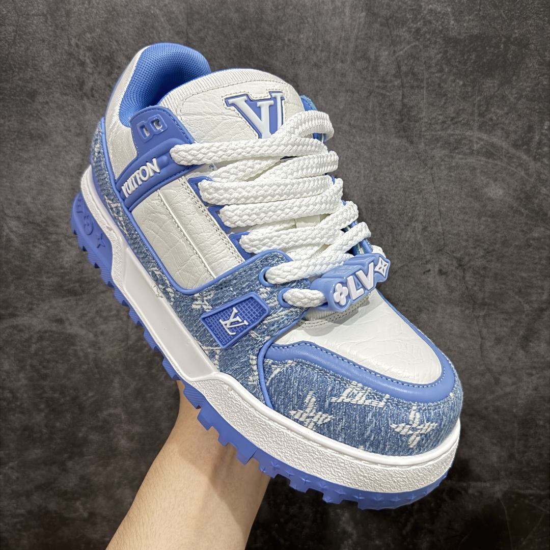 图片[3]-【LW纯原】驴家LV Trainer Maxi 胖丁系列 原版完美楦型 东莞大厂出产 品控胜过市面百分之95 原版正确TPU大底 大底克重500k 独家底磨 实物到手质感重量完全区别与市面版本。 开发费5w+ 质感媲美原版 密集度超高 区别于同行色泽质感 意大利进口头层一刀切小牛皮 皮料厚实度韧性高于市面 原版垫脚聚米微料加透气英伦网布 都是按正品一比一打造开发 不偷半点料 不掺半点假 细节原版一致 可对比 全包套原版包装配件 目前市面一梯队级别 ⚠市场太杂请注意混卖版本 可区别材料 版型 质感 包装配件 一切肉眼可见的细节。 尺码男女鞋 35 36 37 38 39 40 41 42 43 44 45 46-选品中心