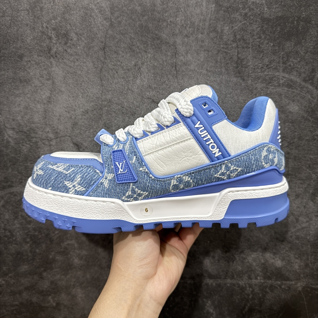 图片[2]-【LW纯原】驴家LV Trainer Maxi 胖丁系列 原版完美楦型 东莞大厂出产 品控胜过市面百分之95 原版正确TPU大底 大底克重500k 独家底磨 实物到手质感重量完全区别与市面版本。 开发费5w+ 质感媲美原版 密集度超高 区别于同行色泽质感 意大利进口头层一刀切小牛皮 皮料厚实度韧性高于市面 原版垫脚聚米微料加透气英伦网布 都是按正品一比一打造开发 不偷半点料 不掺半点假 细节原版一致 可对比 全包套原版包装配件 目前市面一梯队级别 ⚠市场太杂请注意混卖版本 可区别材料 版型 质感 包装配件 一切肉眼可见的细节。 尺码男女鞋 35 36 37 38 39 40 41 42 43 44 45 46-选品中心