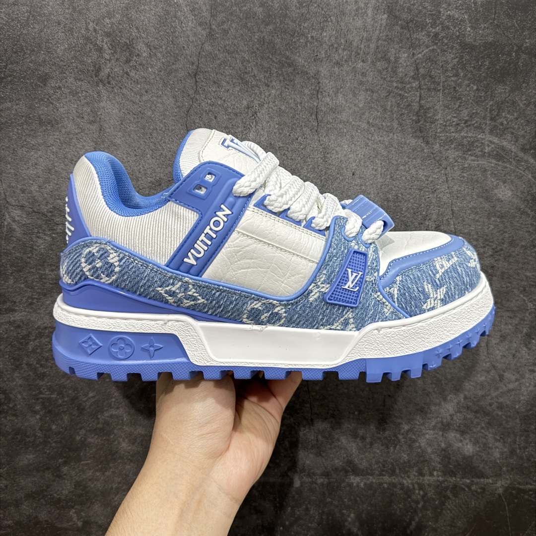 【LW纯原】驴家LV Trainer Maxi 胖丁系列 原版完美楦型 东莞大厂出产 品控胜过市面百分之95 原版正确TPU大底 大底克重500k 独家底磨 实物到手质感重量完全区别与市面版本。 开发费5w+ 质感媲美原版 密集度超高 区别于同行色泽质感 意大利进口头层一刀切小牛皮 皮料厚实度韧性高于市面 原版垫脚聚米微料加透气英伦网布 都是按正品一比一打造开发 不偷半点料 不掺半点假 细节原版一致 可对比 全包套原版包装配件 目前市面一梯队级别 ⚠市场太杂请注意混卖版本 可区别材料 版型 质感 包装配件 一切肉眼可见的细节。 尺码男女鞋 35 36 37 38 39 40 41 42 43 44 45 46-选品中心