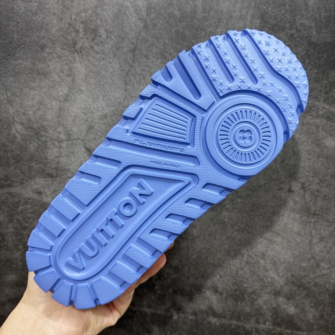 图片[9]-【LW纯原】驴家LV Trainer Maxi 胖丁系列 原版完美楦型 东莞大厂出产 品控胜过市面百分之95 原版正确TPU大底 大底克重500k 独家底磨 实物到手质感重量完全区别与市面版本。 开发费5w+ 质感媲美原版 密集度超高 区别于同行色泽质感 意大利进口头层一刀切小牛皮 皮料厚实度韧性高于市面 原版垫脚聚米微料加透气英伦网布 都是按正品一比一打造开发 不偷半点料 不掺半点假 细节原版一致 可对比 全包套原版包装配件 目前市面一梯队级别 ⚠市场太杂请注意混卖版本 可区别材料 版型 质感 包装配件 一切肉眼可见的细节。 尺码男女鞋 35 36 37 38 39 40 41 42 43 44 45 46-选品中心