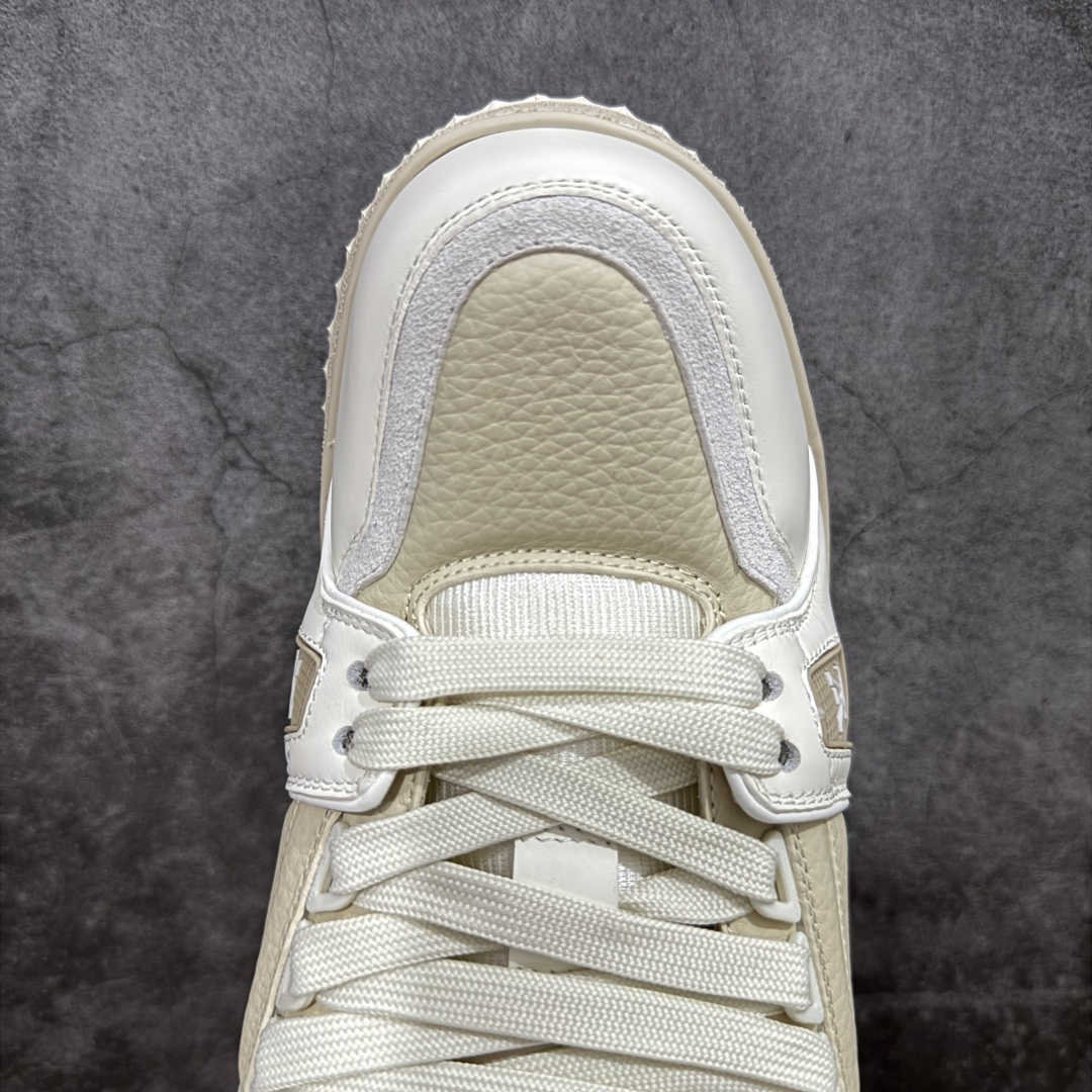 图片[5]-【LW纯原】驴家LV Trainer Maxi 胖丁系列 原版完美楦型 东莞大厂出产 品控胜过市面百分之95 原版正确TPU大底 大底克重500k 独家底磨 实物到手质感重量完全区别与市面版本。 开发费5w+ 质感媲美原版 密集度超高 区别于同行色泽质感 意大利进口头层一刀切小牛皮 皮料厚实度韧性高于市面 原版垫脚聚米微料加透气英伦网布 都是按正品一比一打造开发 不偷半点料 不掺半点假 细节原版一致 可对比 全包套原版包装配件 目前市面一梯队级别 ⚠市场太杂请注意混卖版本 可区别材料 版型 质感 包装配件 一切肉眼可见的细节。 尺码男女鞋 35 36 37 38 39 40 41 42 43 44 45 46-选品中心